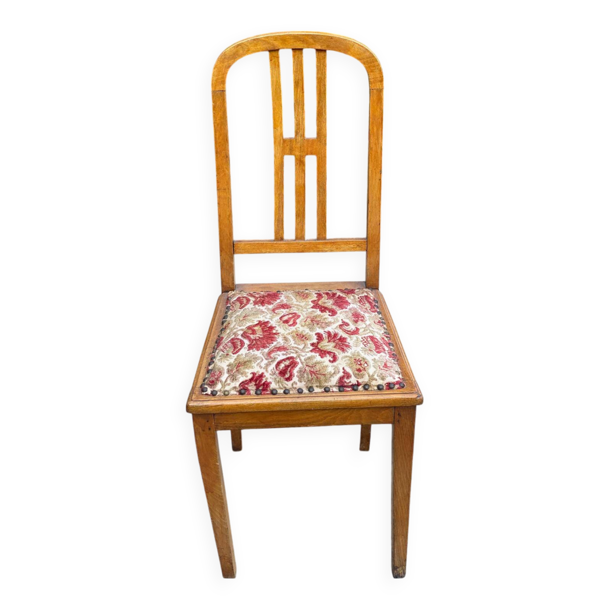 Chaise en bois et tapisserie brodée