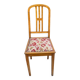 Chaise en bois et tapisserie brodée
