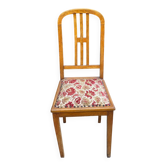 Chaise en bois et tapisserie brodée