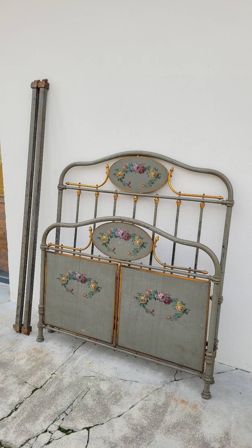 Cast iron bed decorated with flowers from the 19th century