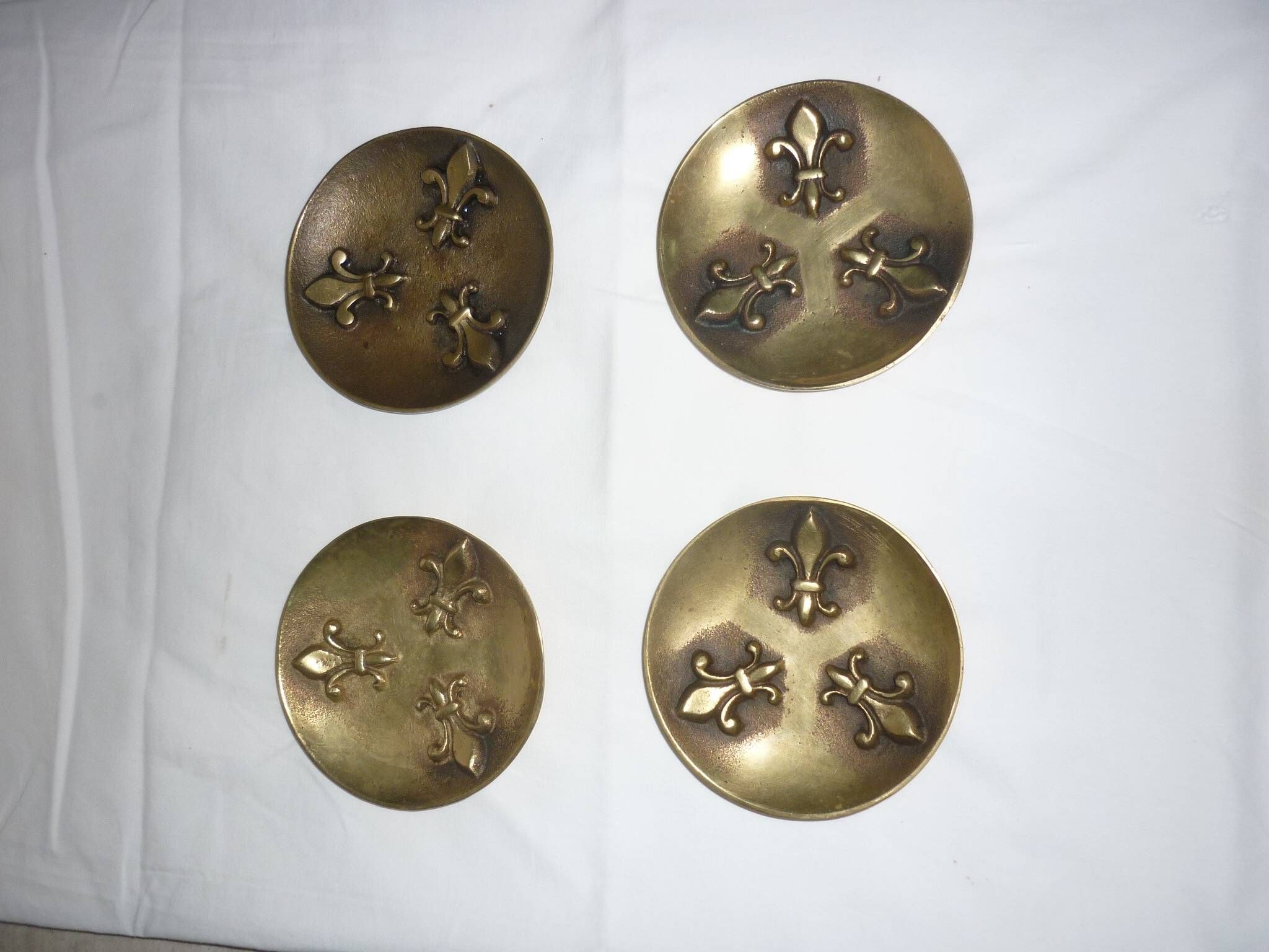 Coupelle en bronze décorée de fleurs de lys