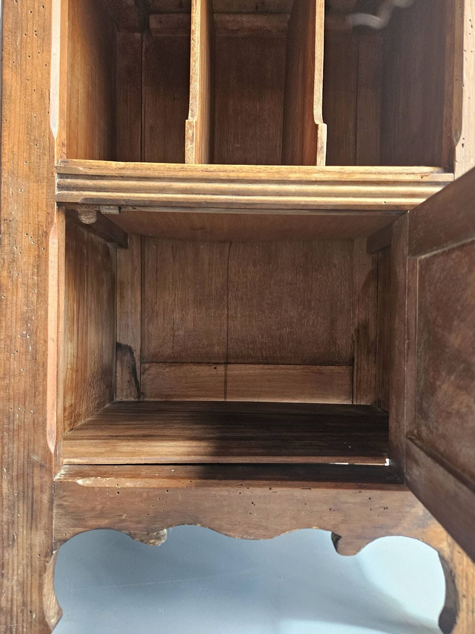 Chevet en bois avec rangement livres