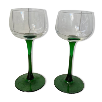 2 Luminarc wine glasses