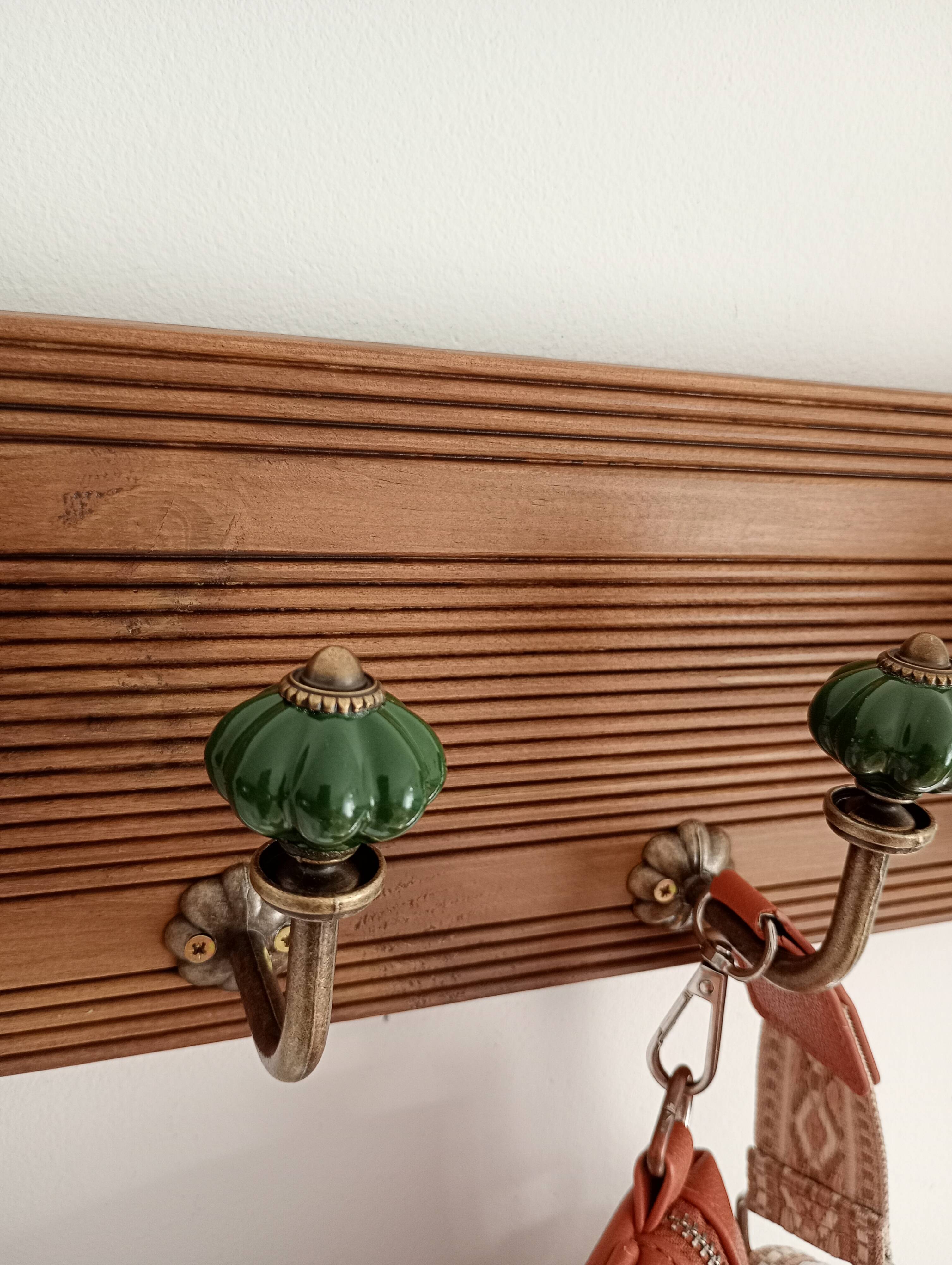 Wall-mounted coat rack with 4 emerald green hooks, grooved wood, 40 cm