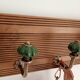 Wall-mounted coat rack with 4 emerald green hooks, grooved wood, 40 cm