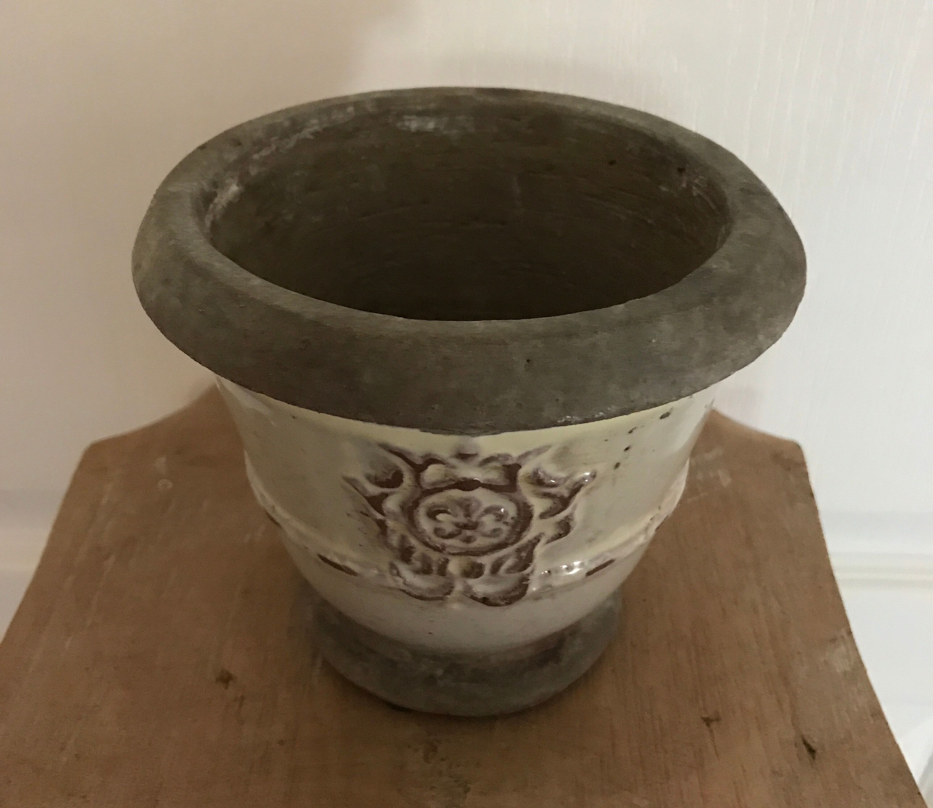 Cache-pot, poterie vintage en grès émaillée céruse à décor de médaillon