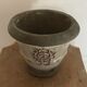 Cache-pot, poterie vintage en grès émaillée céruse à décor de médaillon