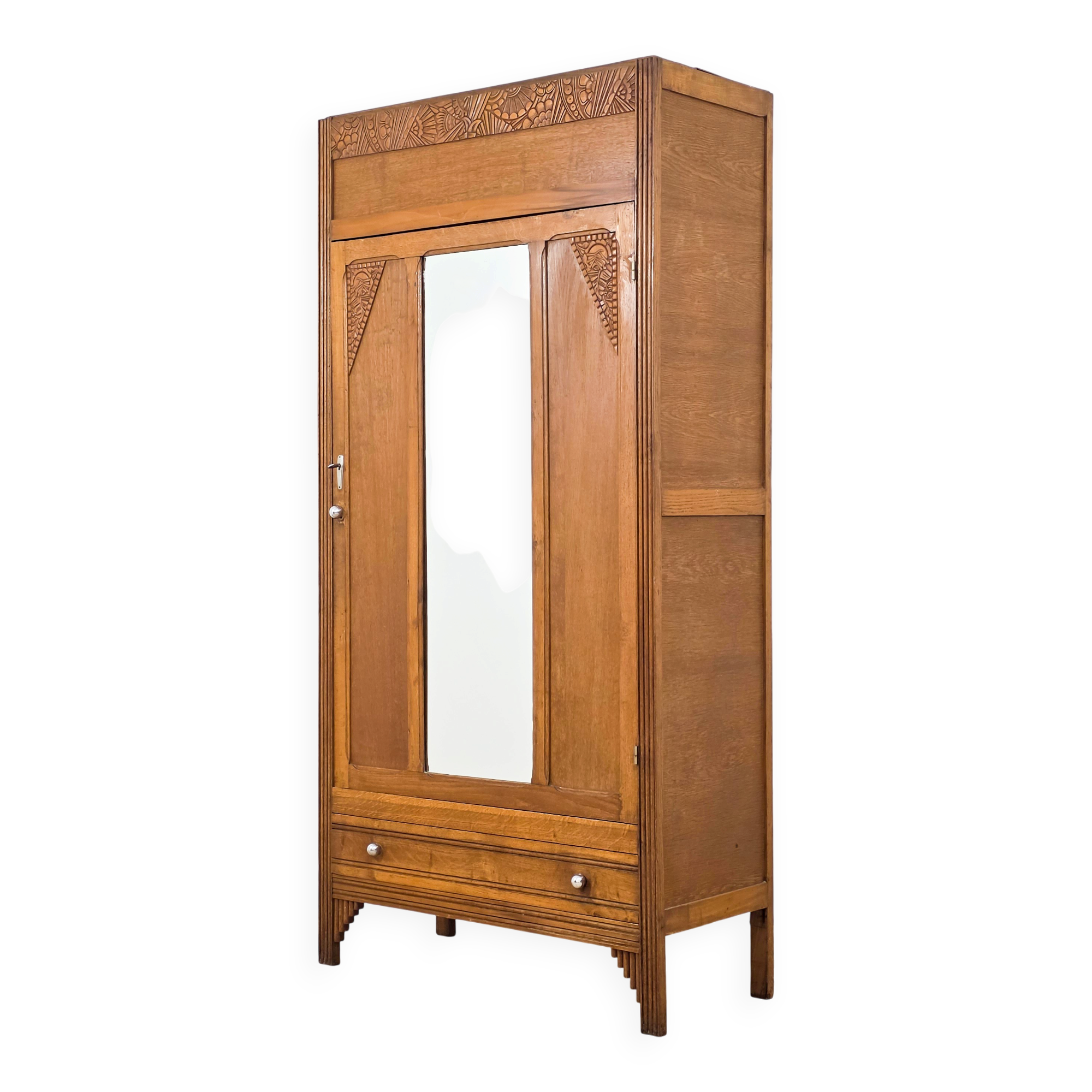 Art Deco wardrobe in carved wood with mirror from the 1930s.