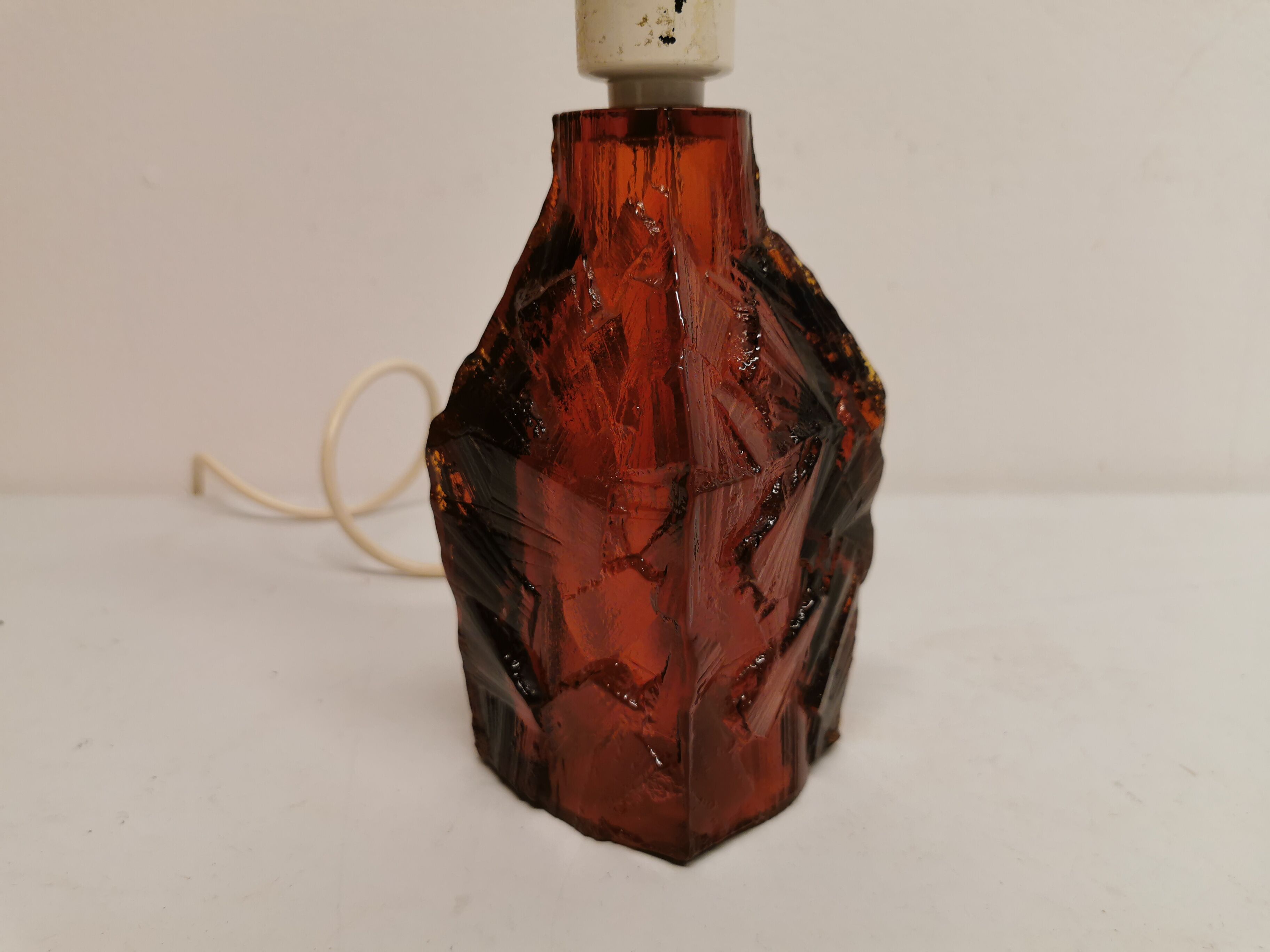 Pied de lampe de table, en verre pressé dur de couleur ambre. Design danois