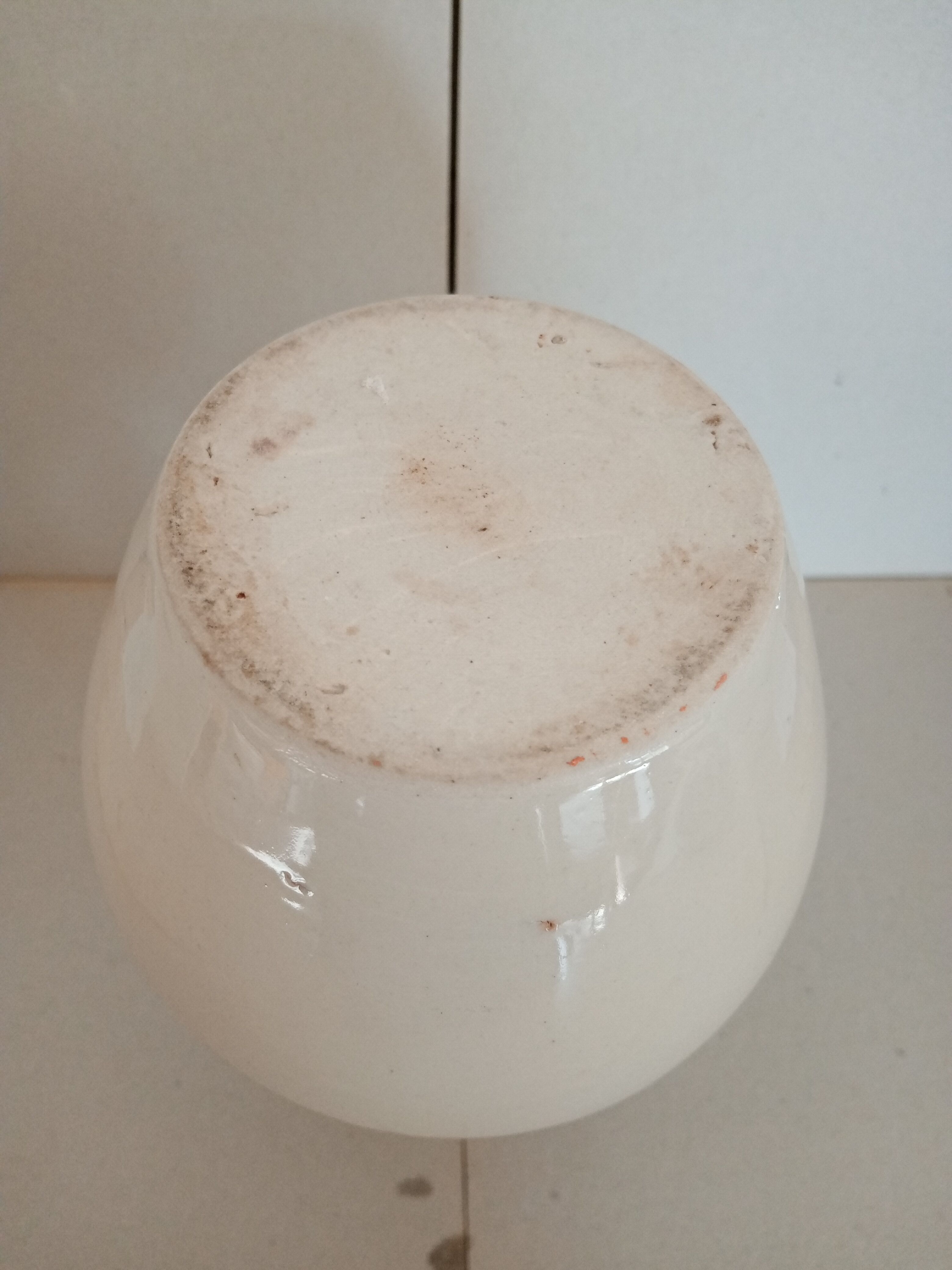 Enamelled pitcher with bicolor collar