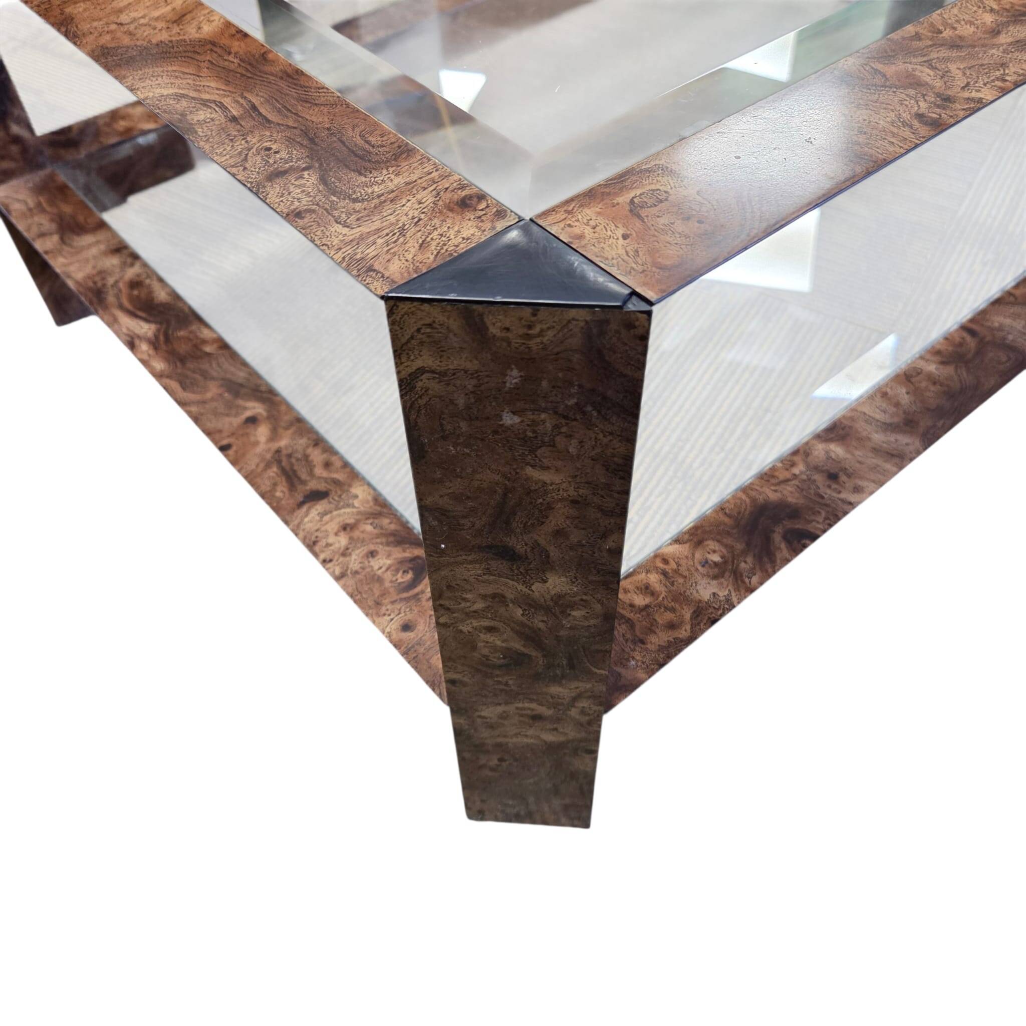 Table basse années 80 en métal gainé imitation loupe de noyer.