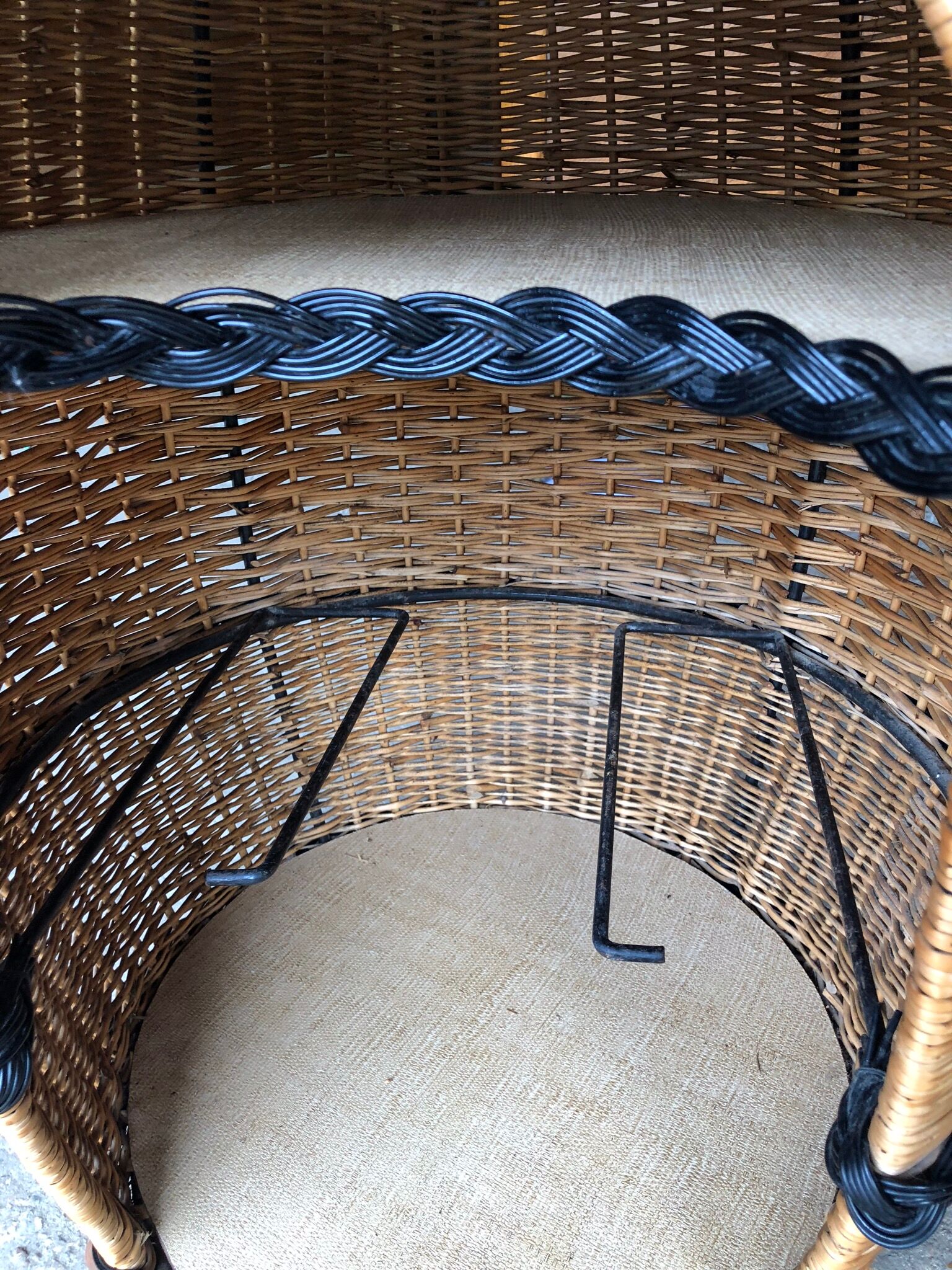 Vintage roulette rattan bar