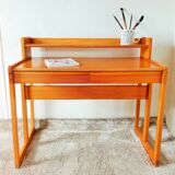 Minimalist desk of the 60/70