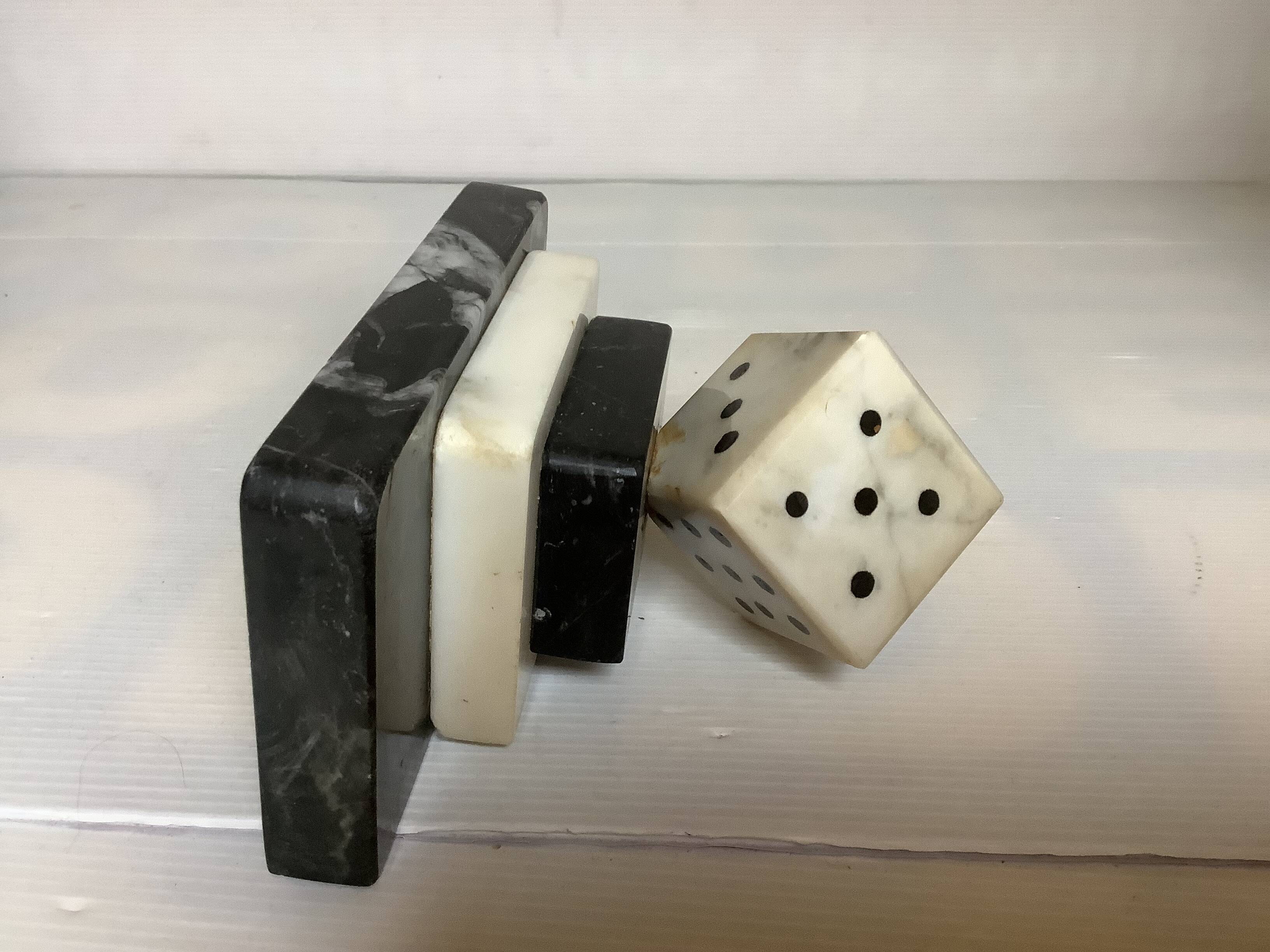 Un serre livre dés à jouer en marbre