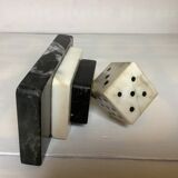 Un serre livre dés à jouer en marbre