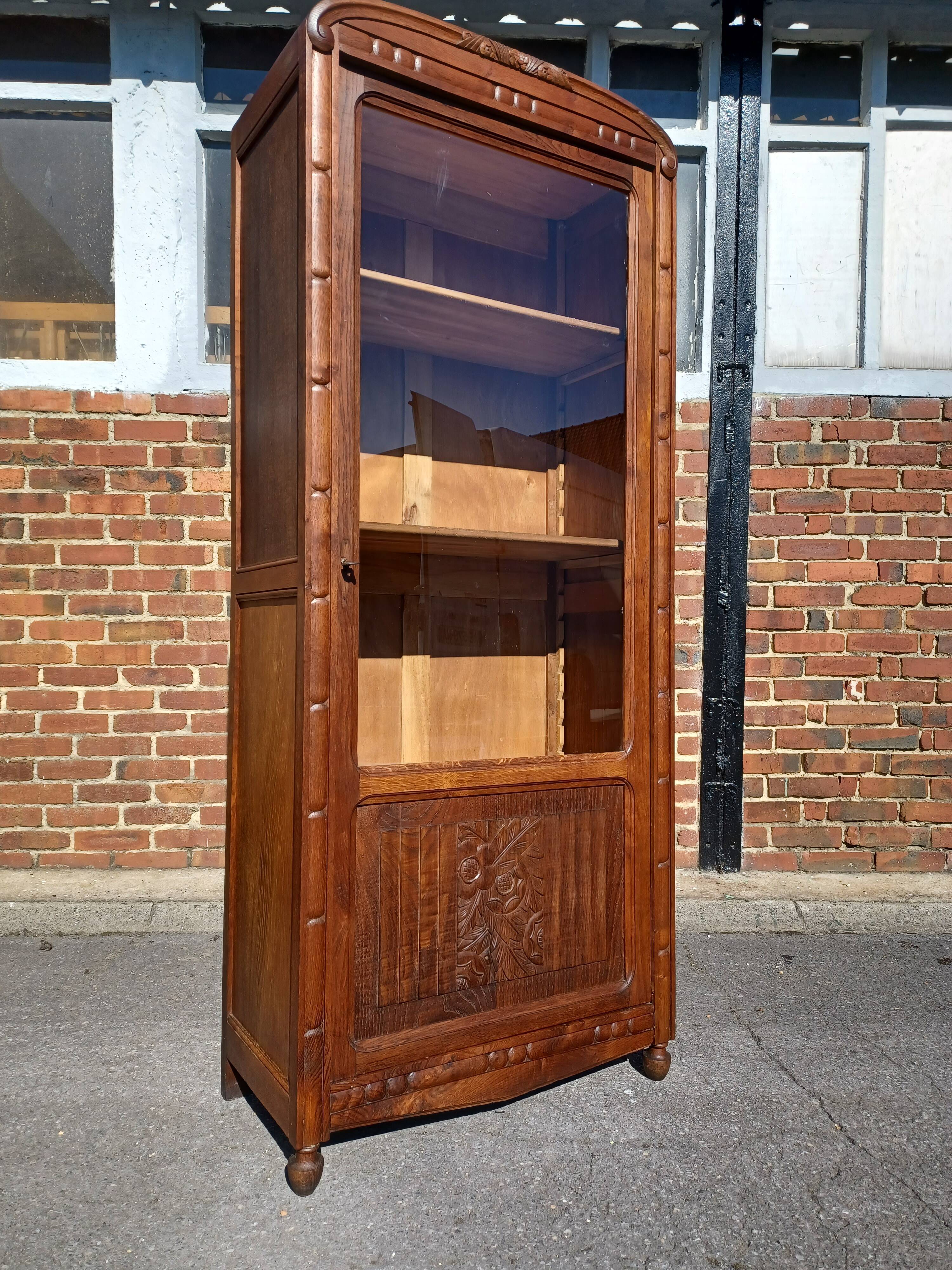Art deco showcase