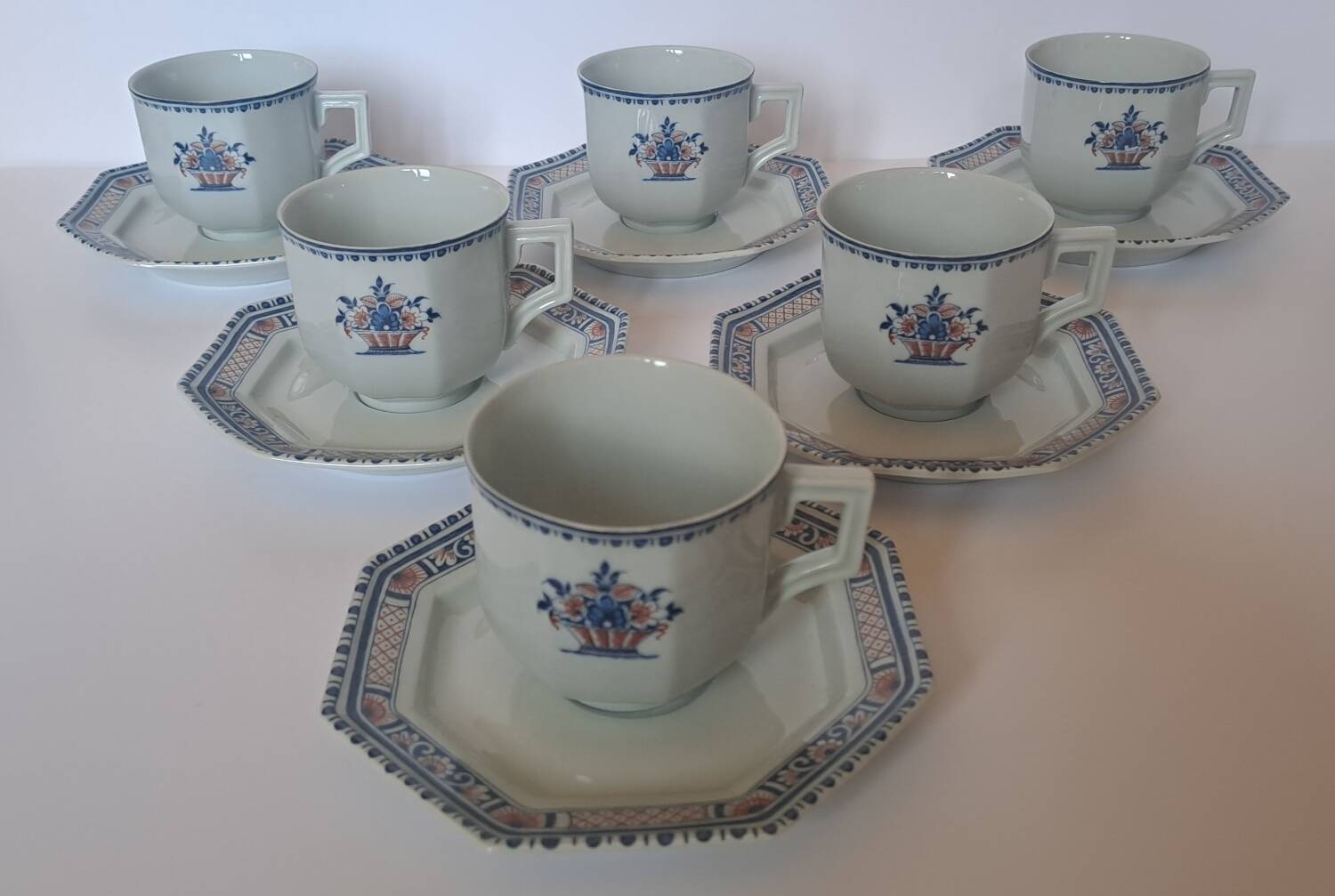 6 tasses et sous-tasses Limoges Coquet forme Lotus