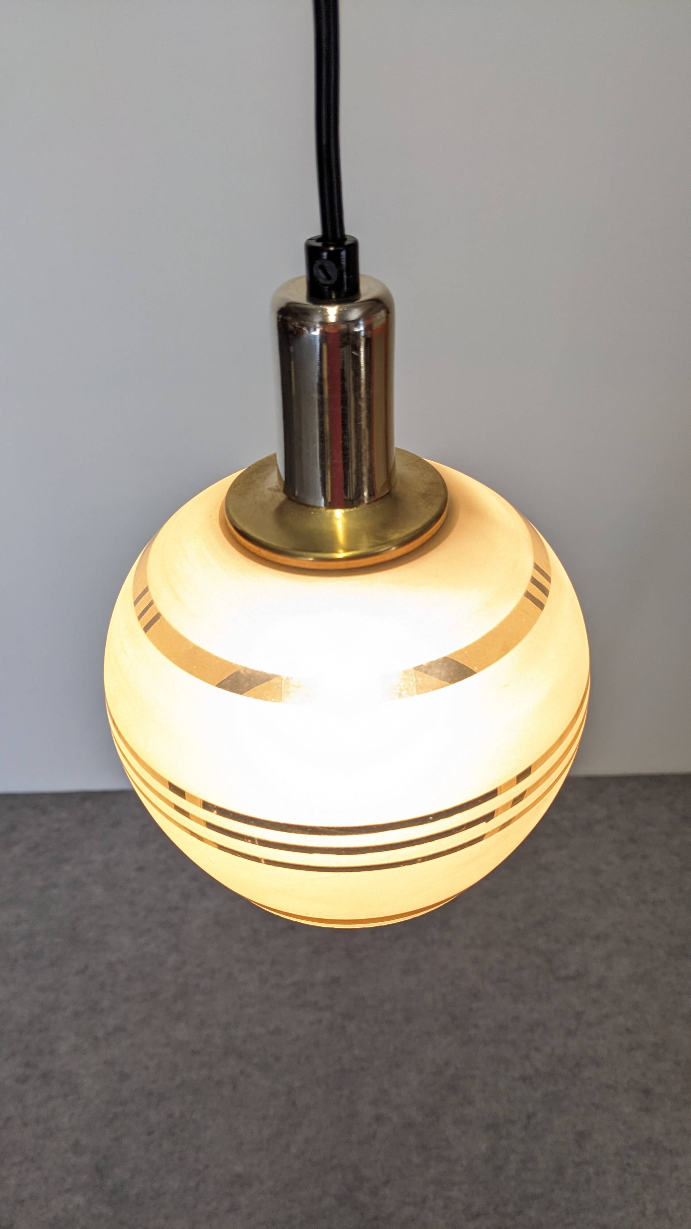 Suspension boule en verre doré de style Art déco