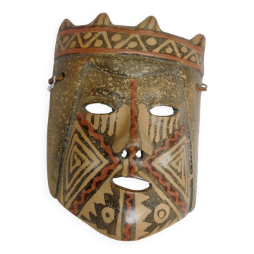 Masque en terre cuite à décors géométriques