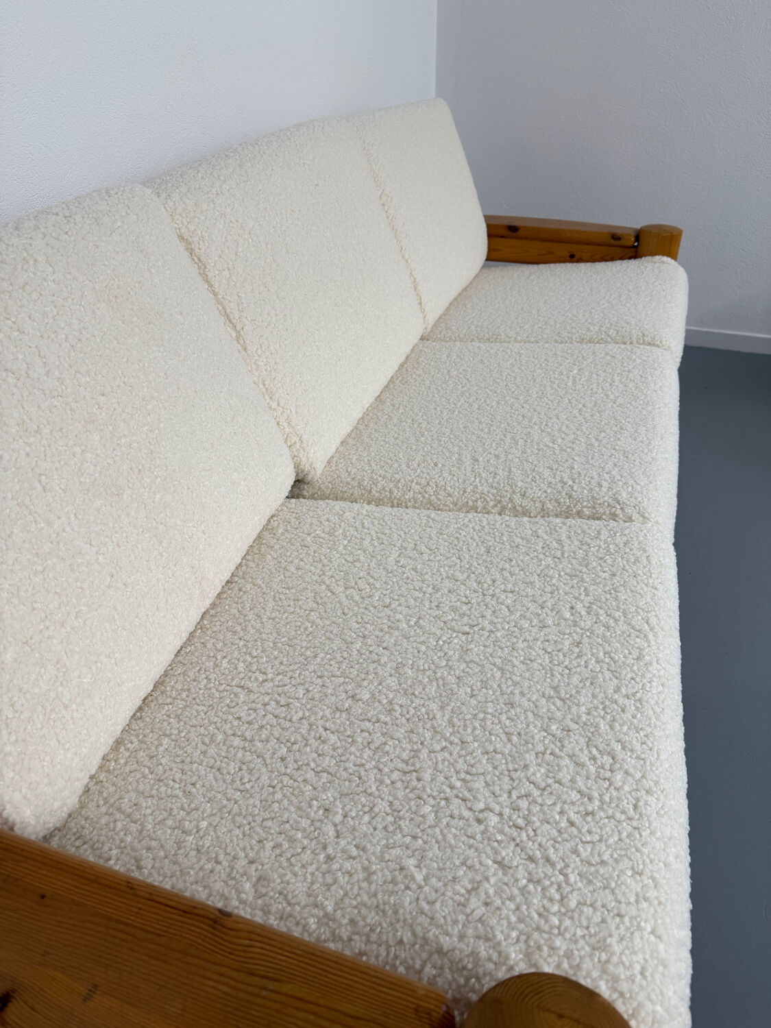 Canapé en pin massif et bouclette design scandinave des années 70