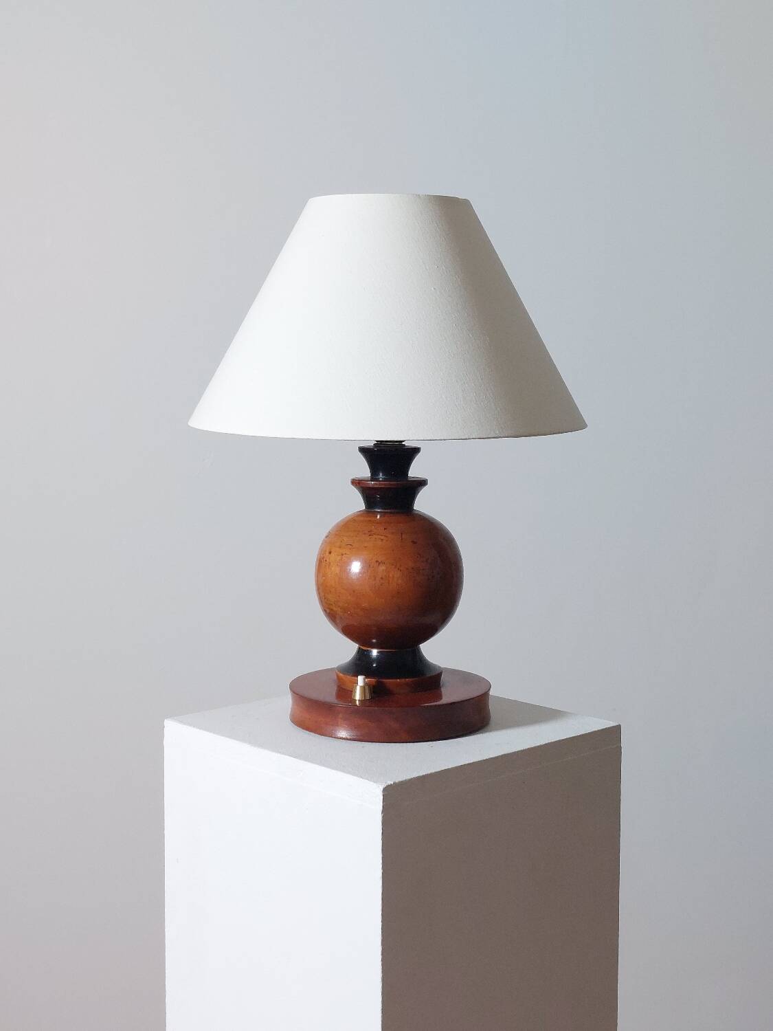 Turned wooden Art Deco table lamp