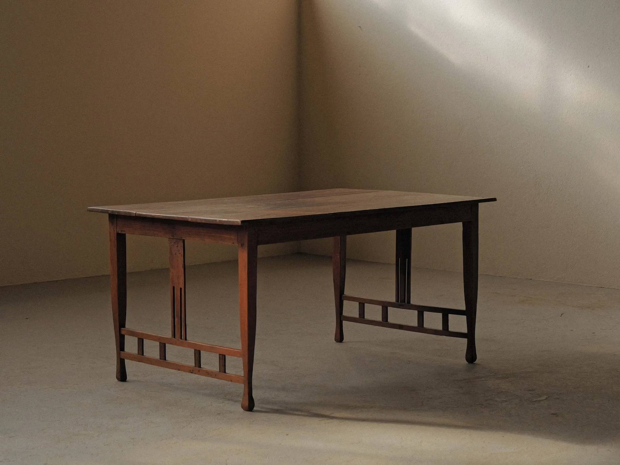 Arts & Crafts table in solid oak, around 1900
