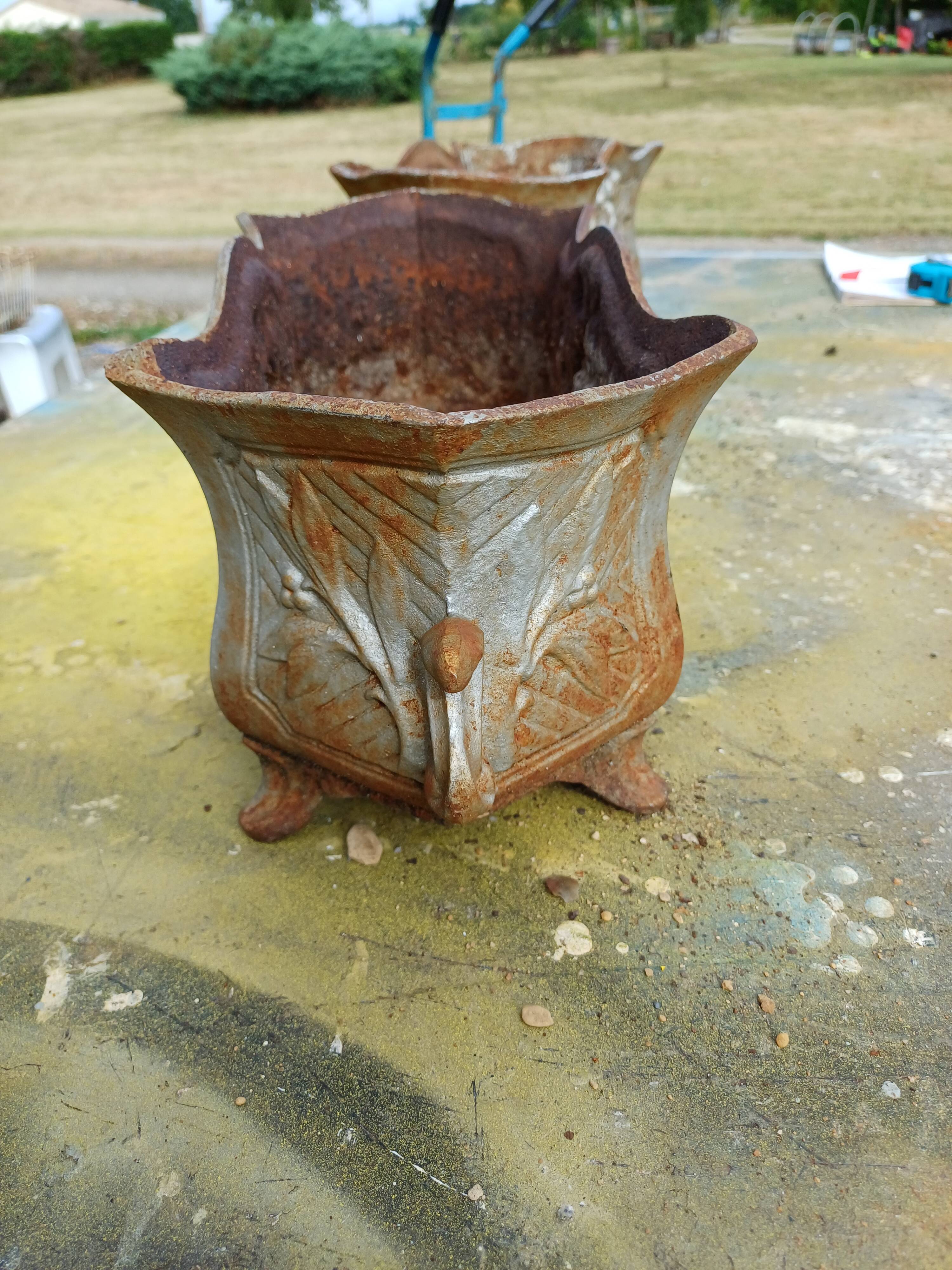 Pair of enamelled cast iron planters from 1900 from Charleville-Mézières