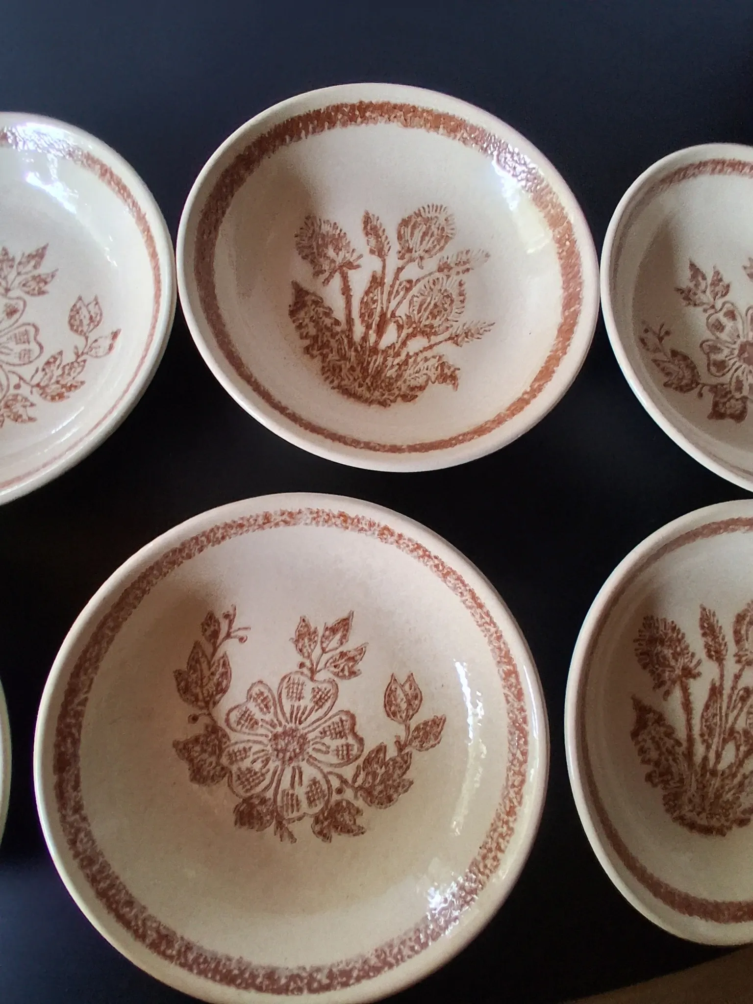 6 beige ceramic deep plates in very good condition.
