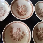 6 beige ceramic deep plates in very good condition.