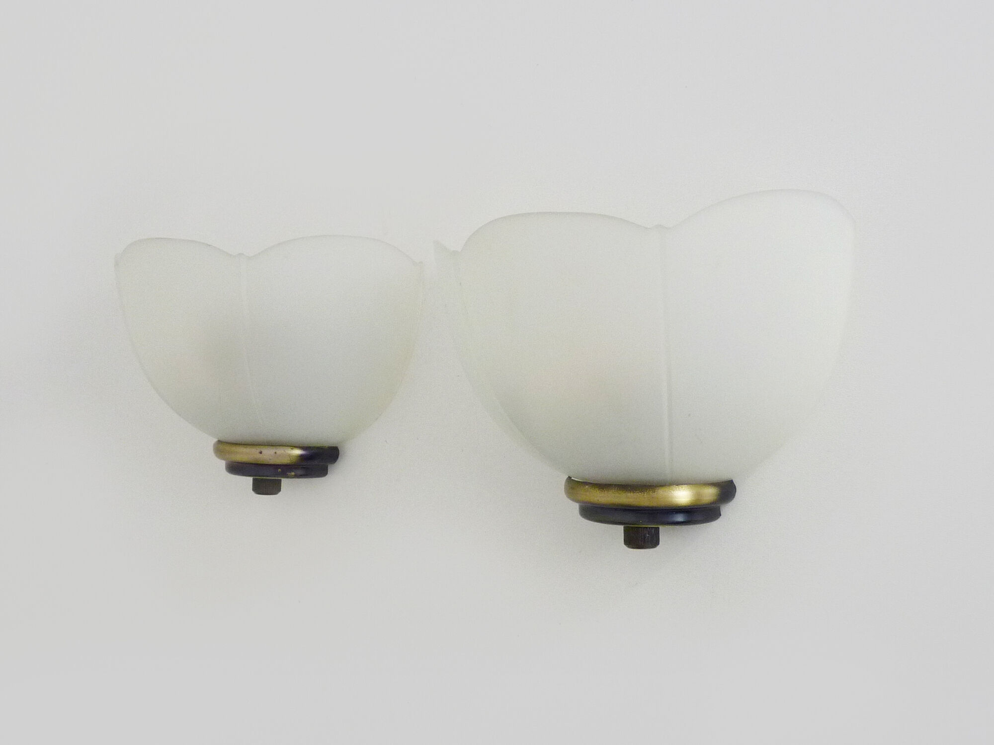 Pair of Vianne wall sconces in gilded metal and white shell-style glass