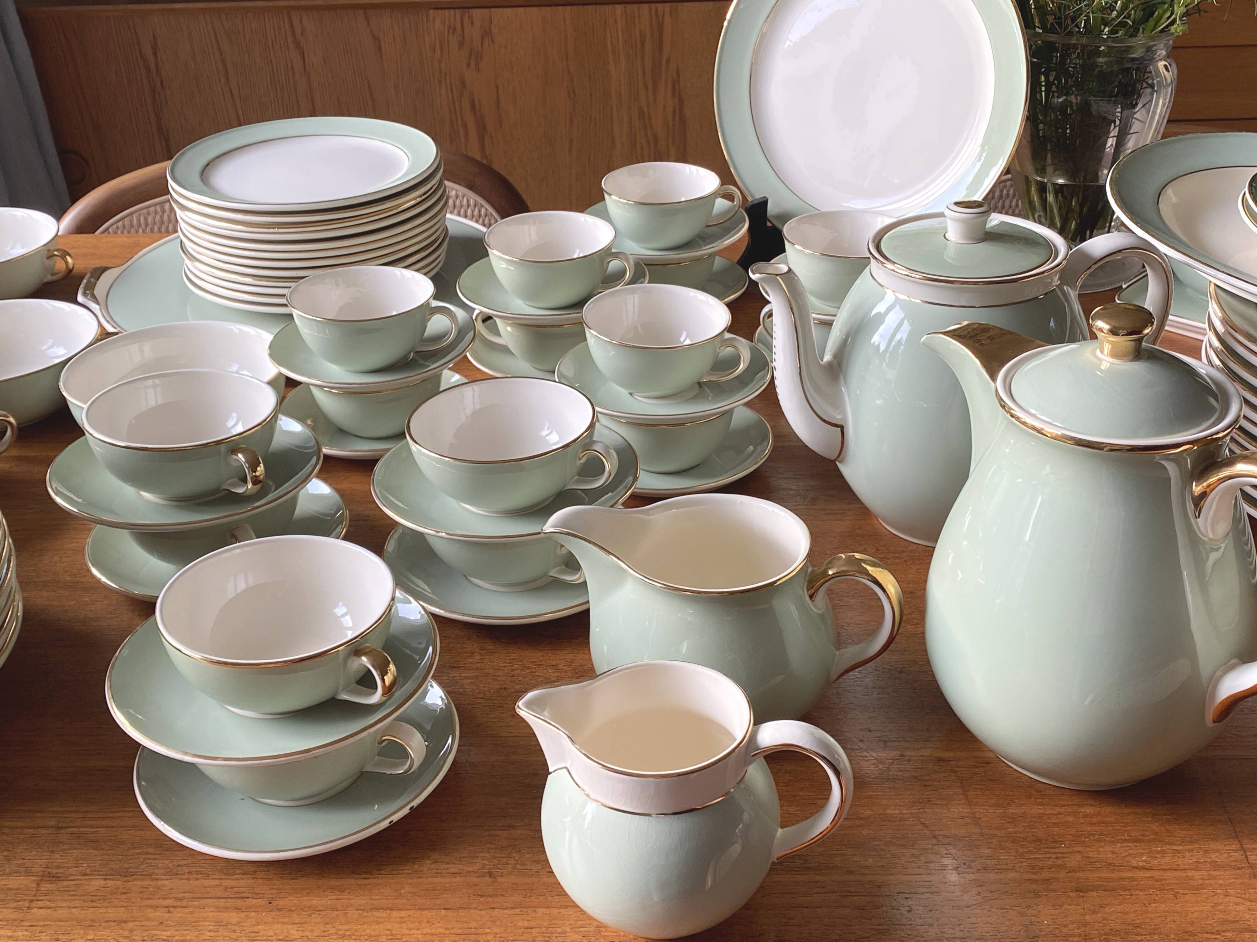 Villeroy & Boch table service in celadon green and ivory, 102 pieces.