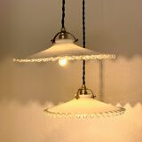 Paire de suspensions bistrot opaline dentelée