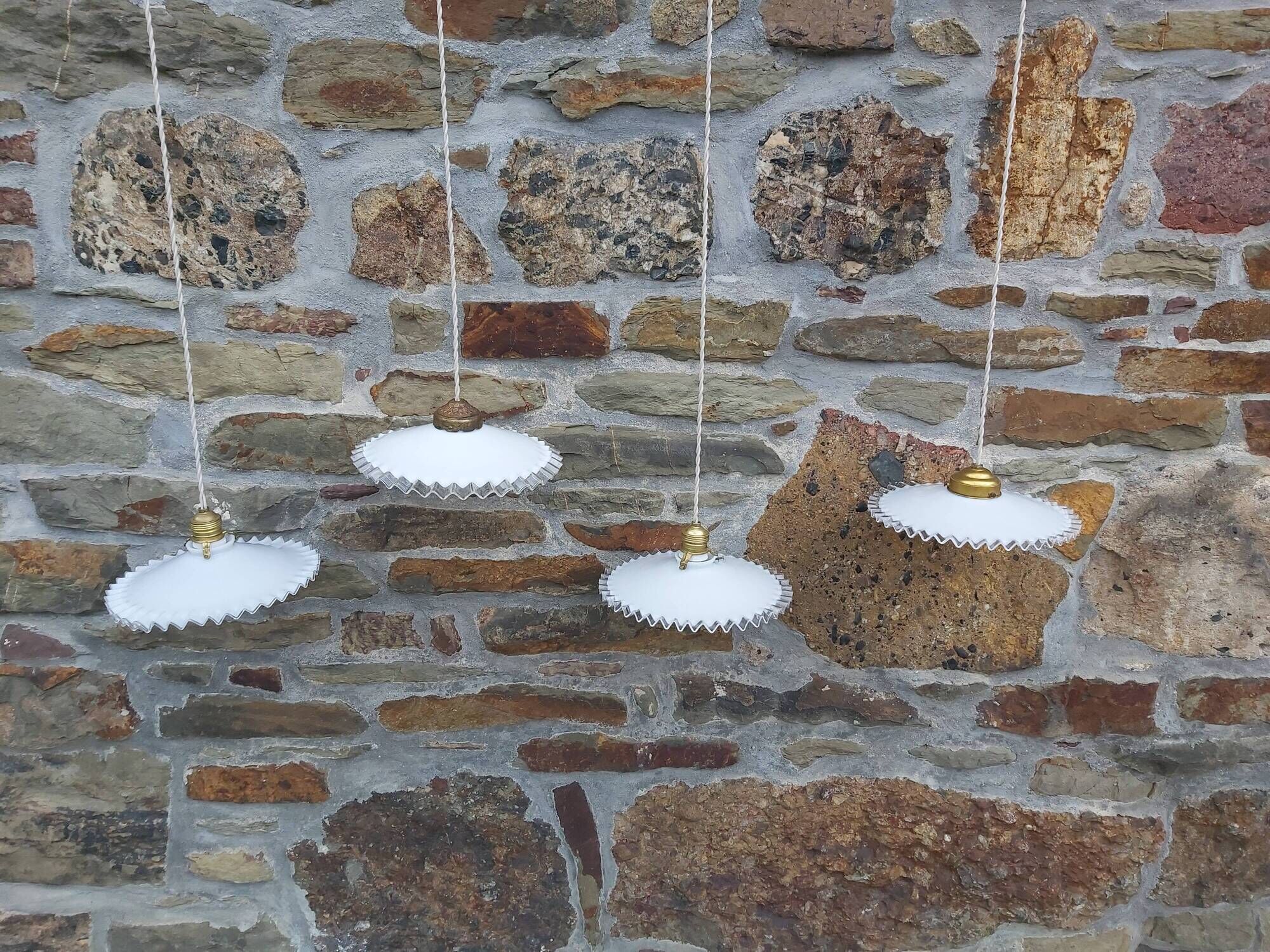 Lot de 4 suspensions en opaline blanche festonnée art Deco