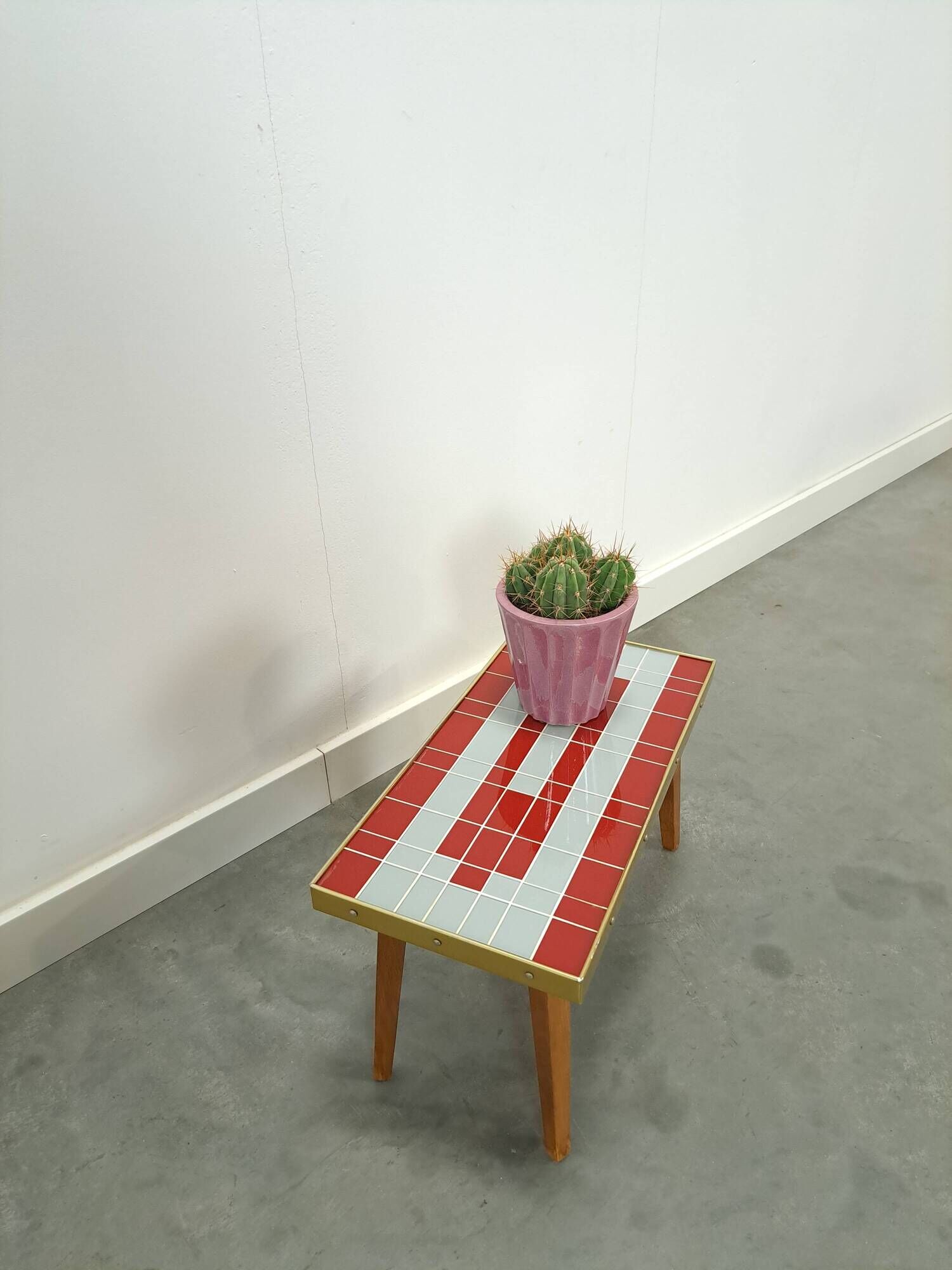 Table d'appoint design Hellerau à damier avec verre et bord doré No. 15