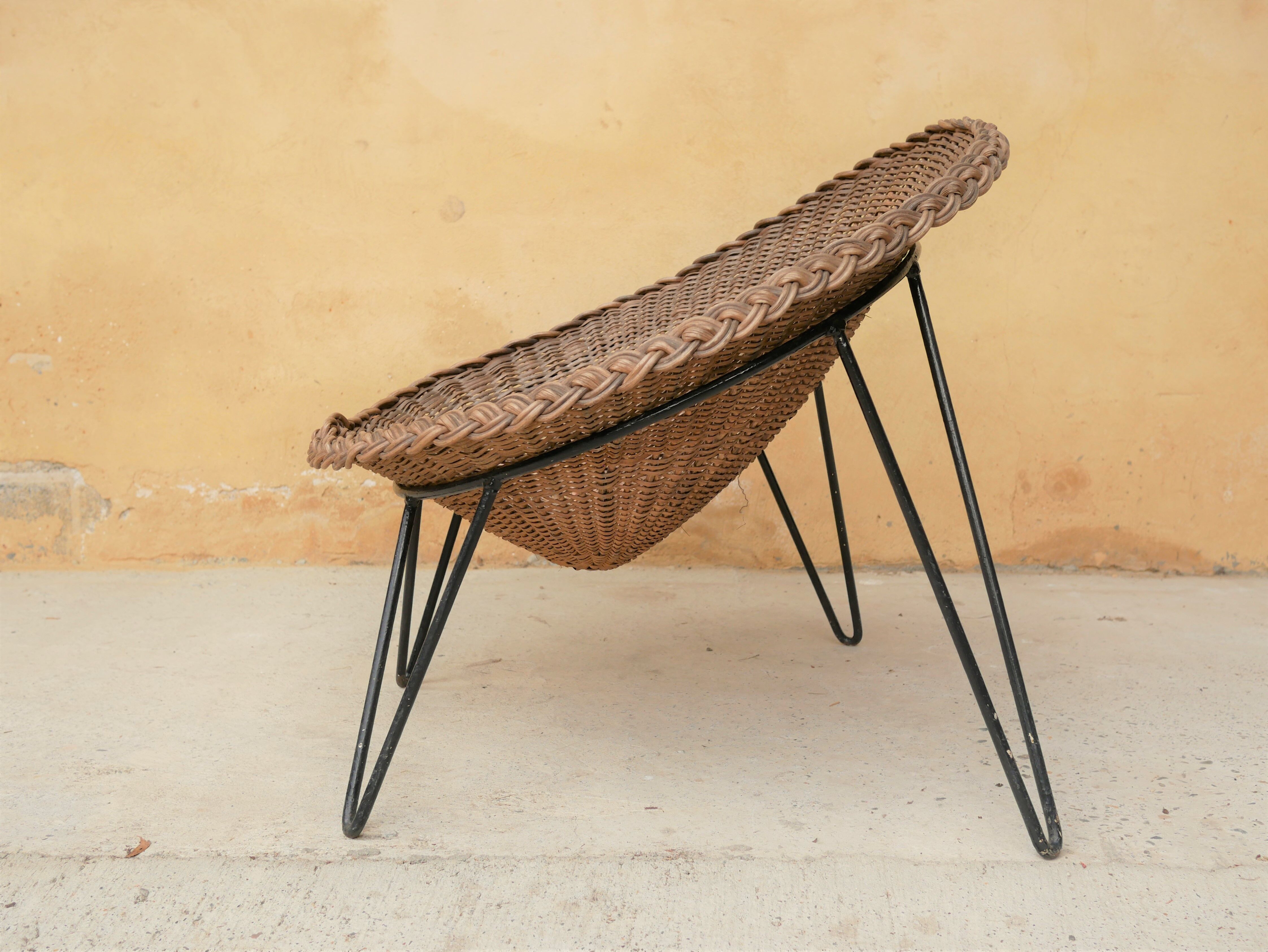 Vintage armchair in rattan feet metal