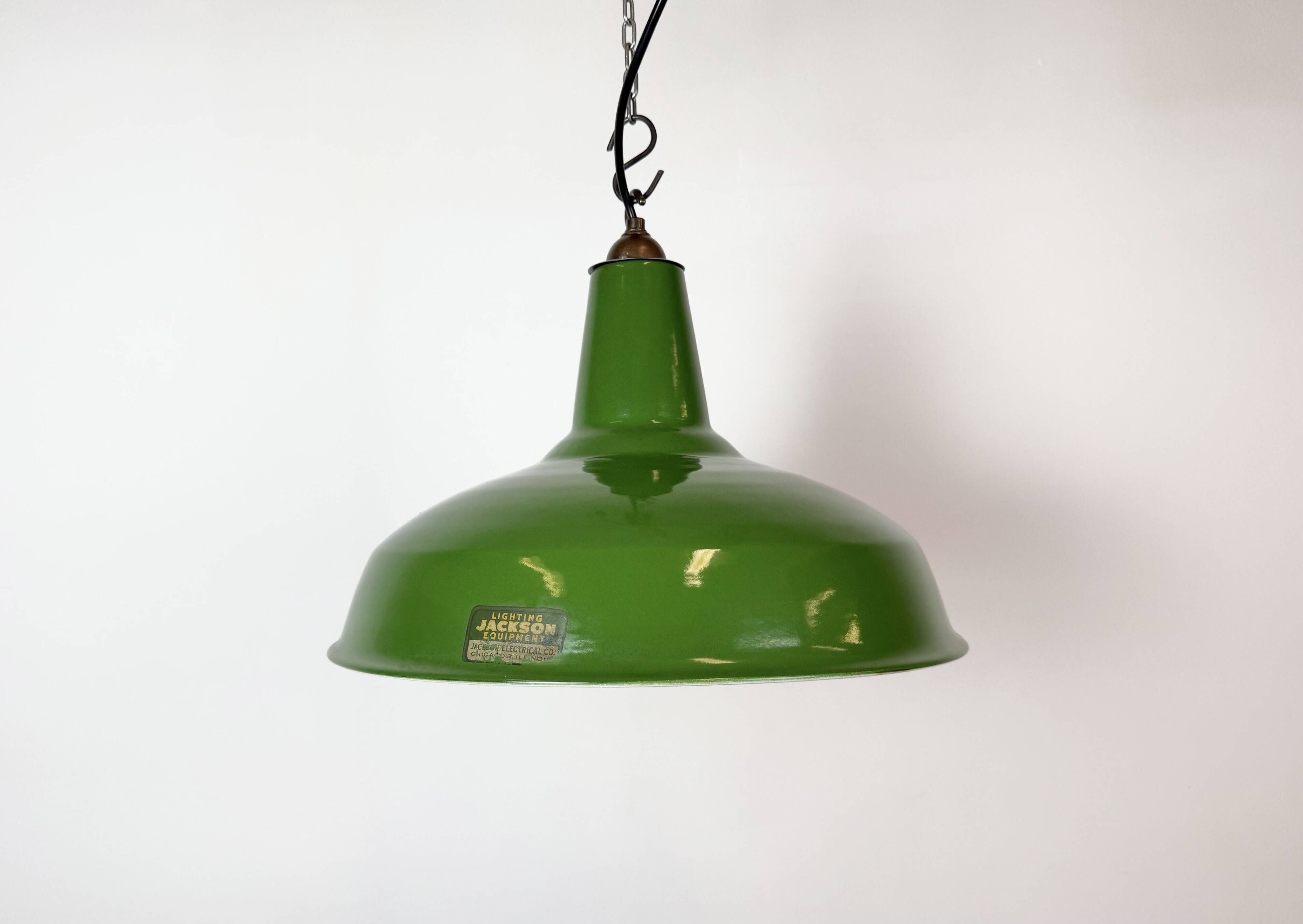 Lampe suspendue en émail vert industriel de Jackson Electrical Co., années 1960.