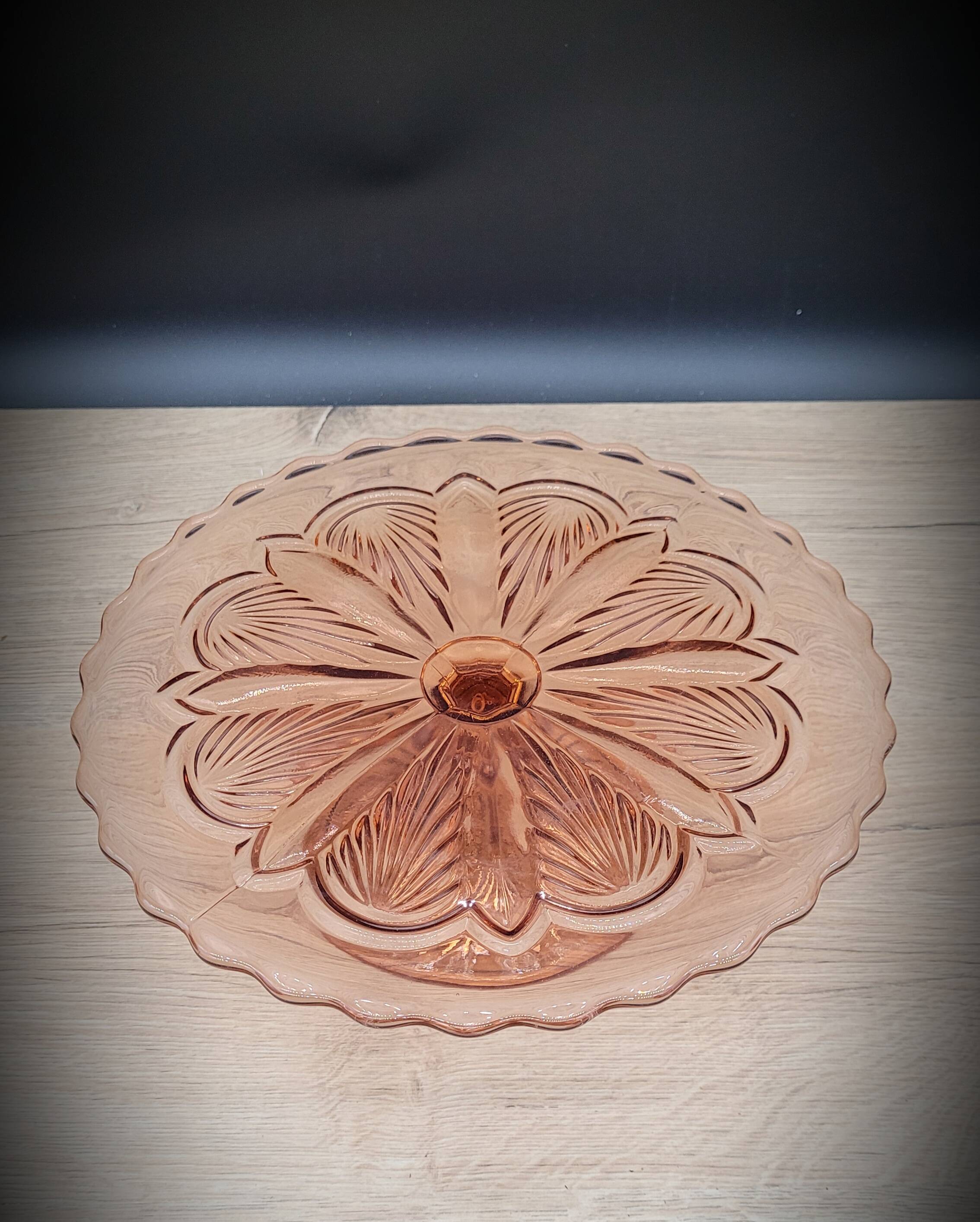 Cake dish on pink foot