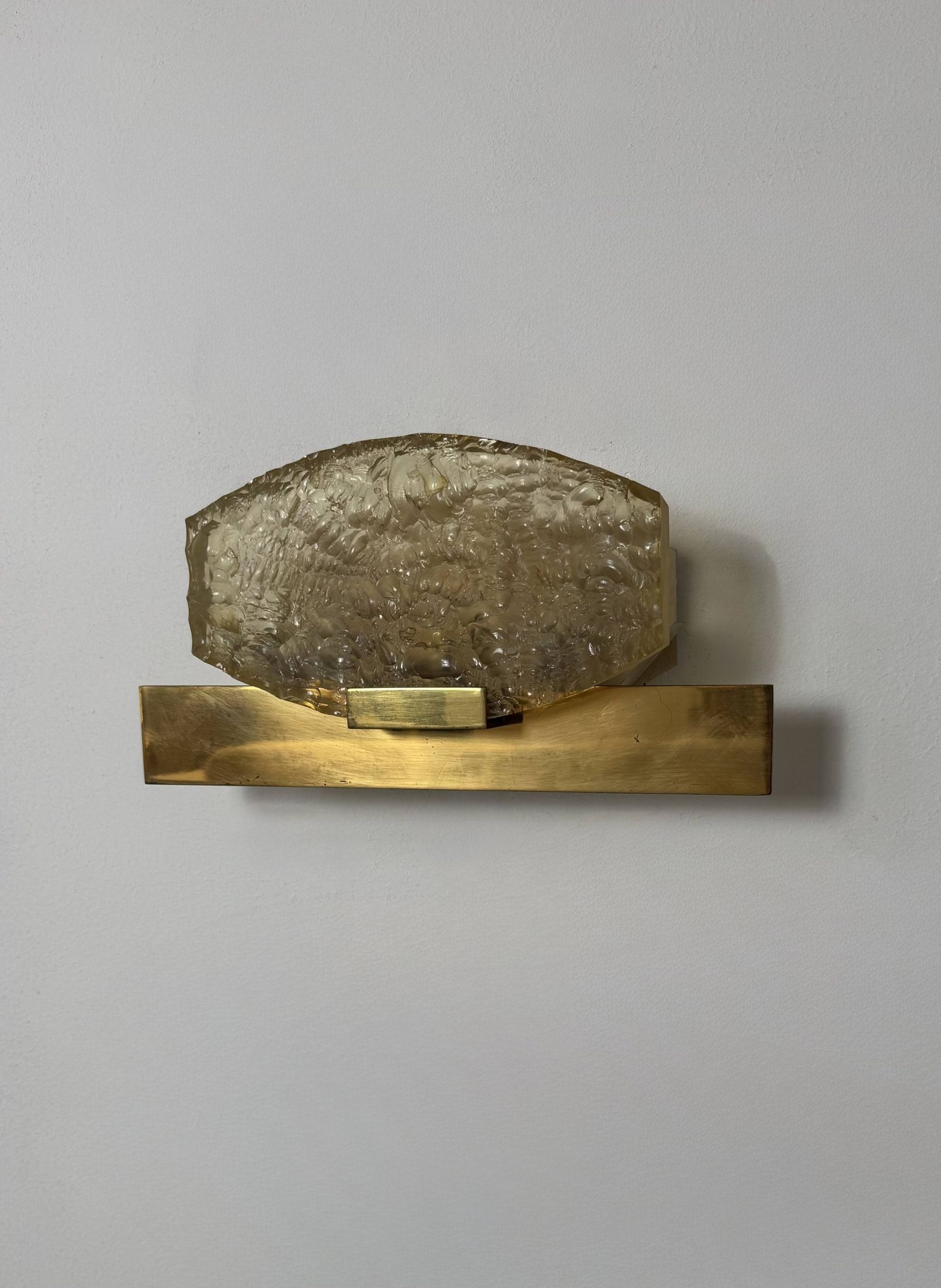 Vintage wall light attributed to Serge Mouille, brass and resin, Dallux France.