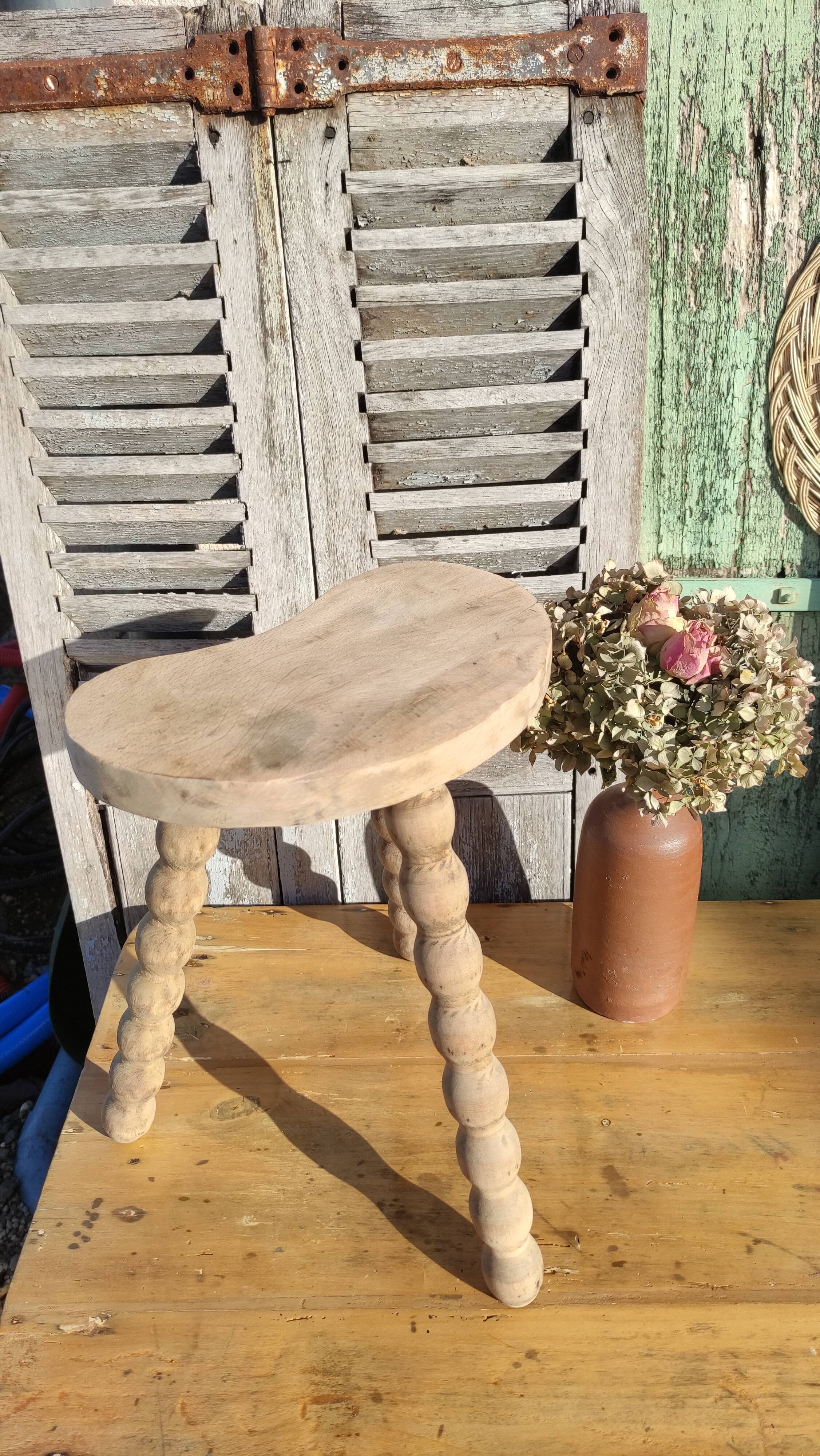 Tabouret tripode de vacher en bois brut