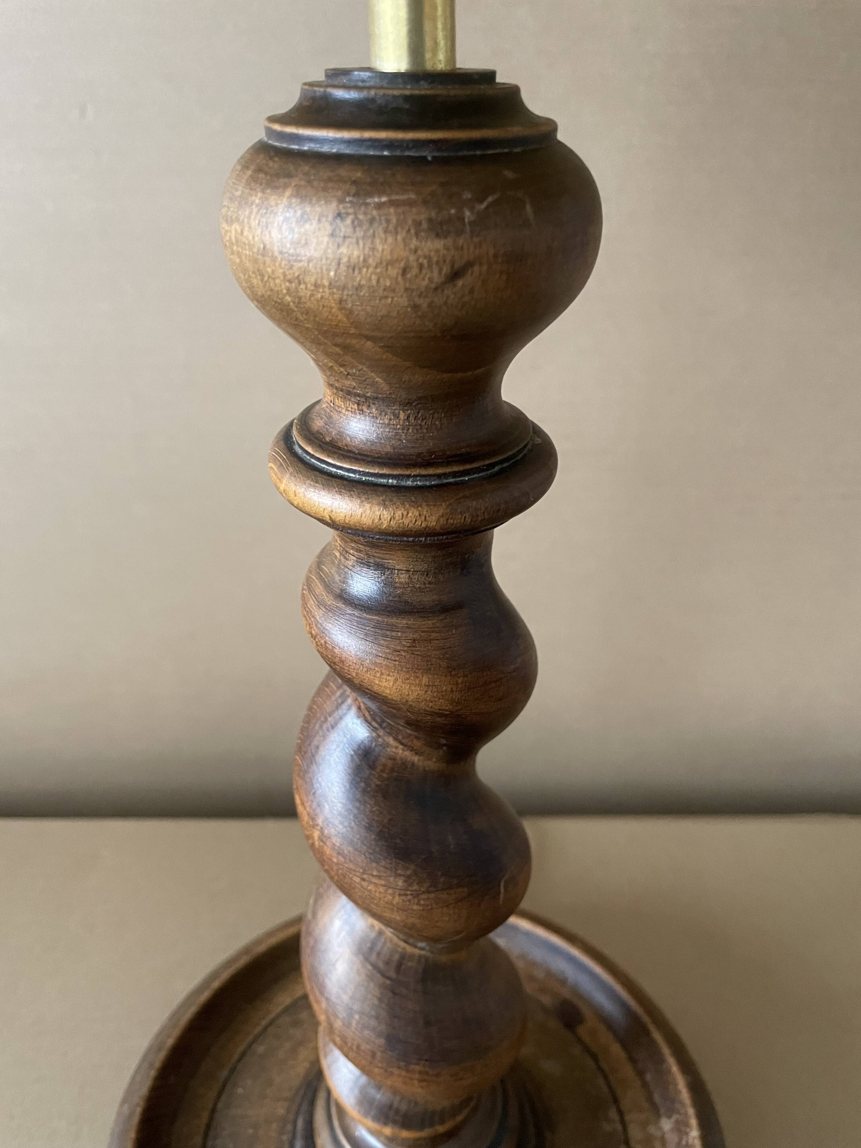 Lampe en bois ancienne