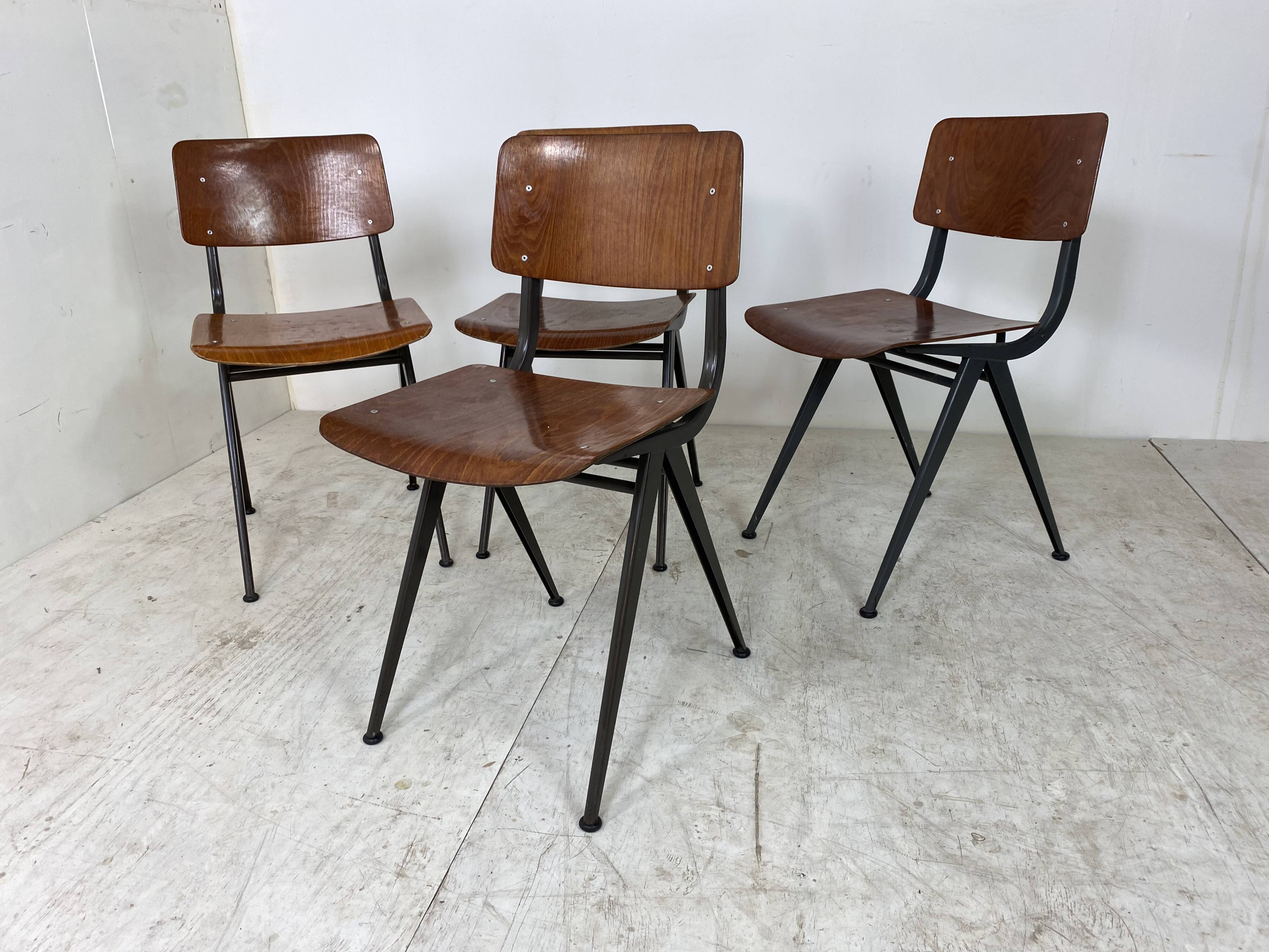 Ensemble de 4 chaises industrielles du milieu du siècle de Marko