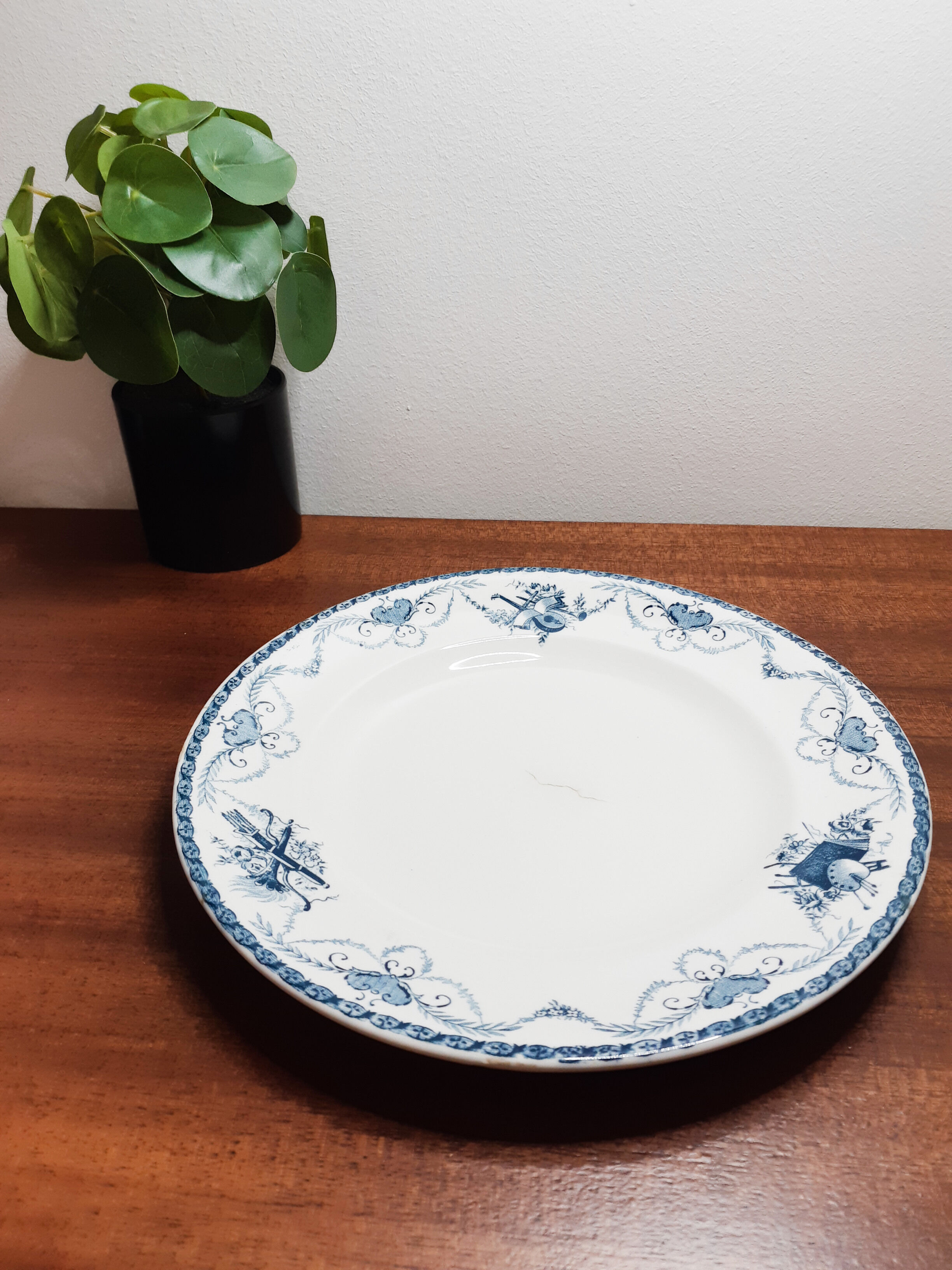 Longwy iron earth flat plate, blue Lavoisier model