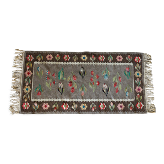 Tapis fait main décor floral 1960 fond marron 126x64cm