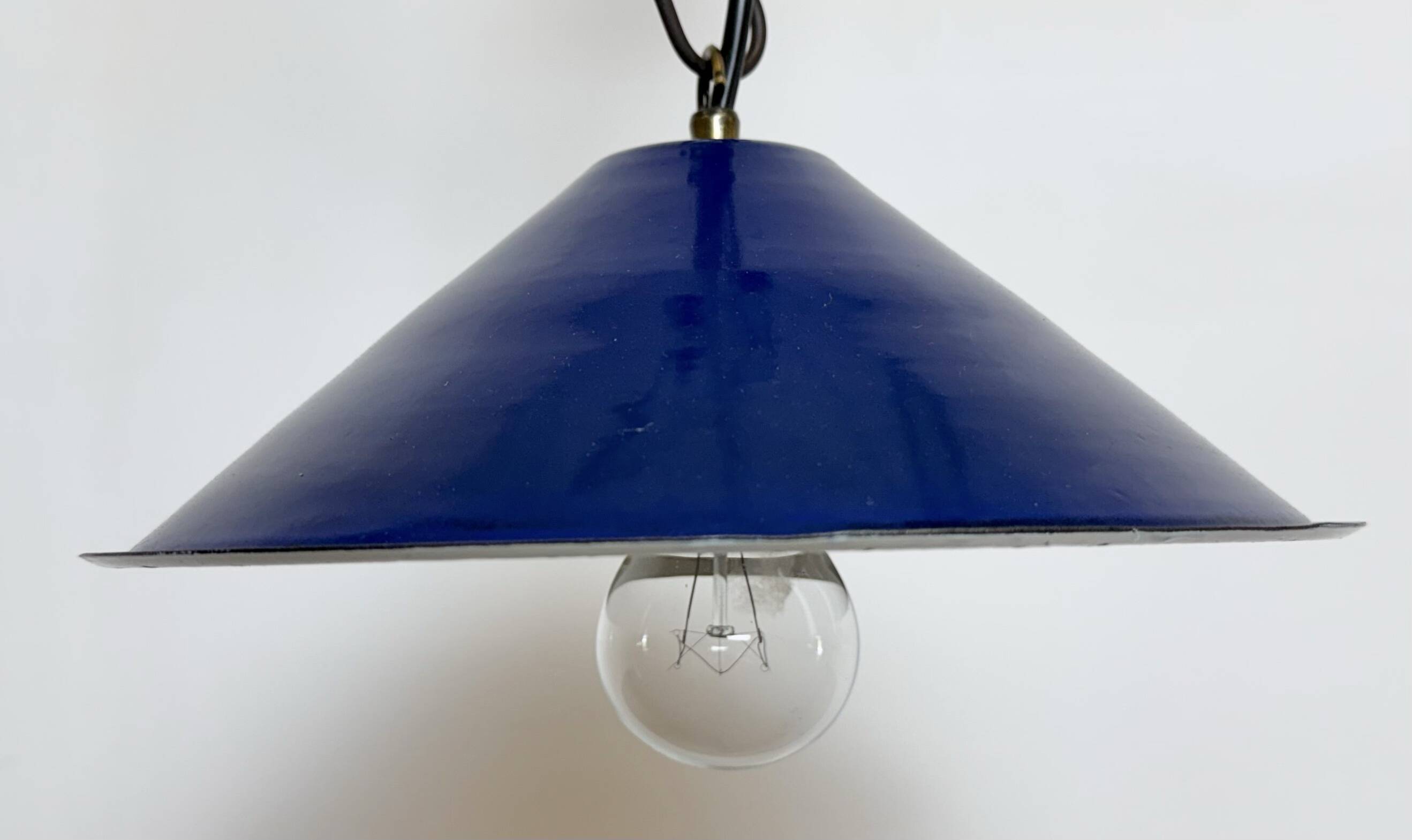 Lampe suspendue industrielle en émail bleu britannique, années 1950