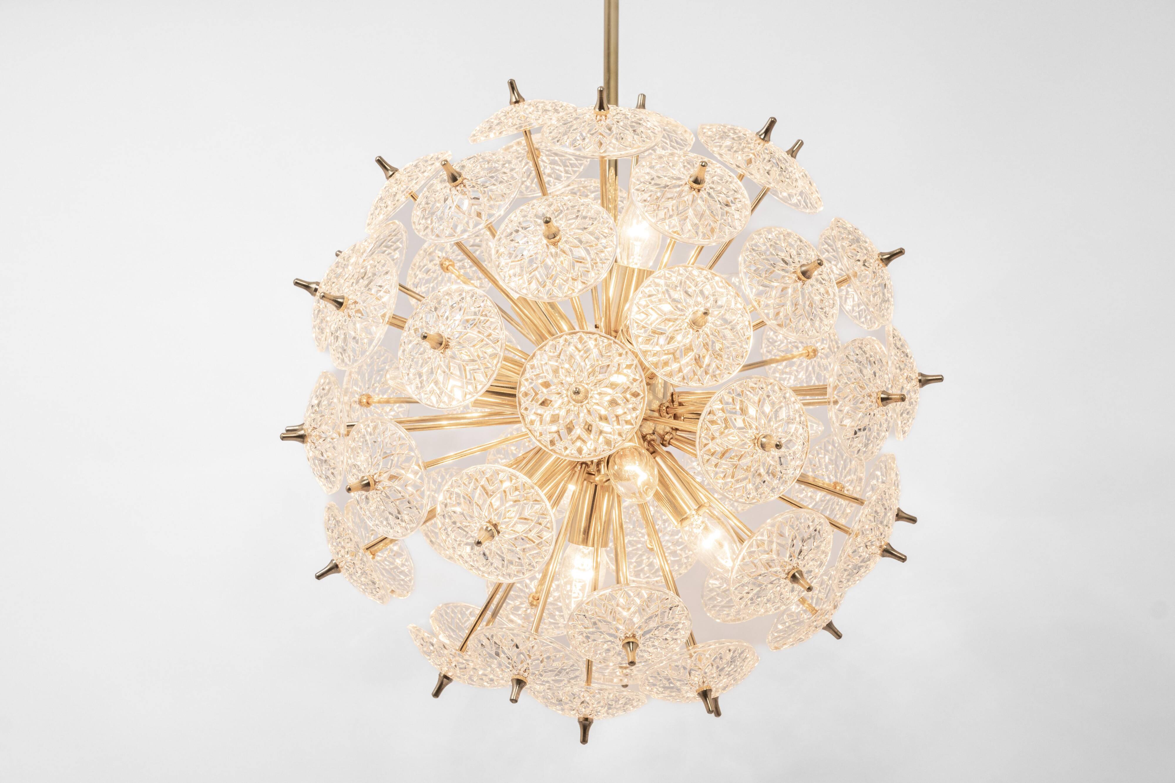 Grand superb Sputnik floral chandelier in glass and brass, Germany, 1960s.