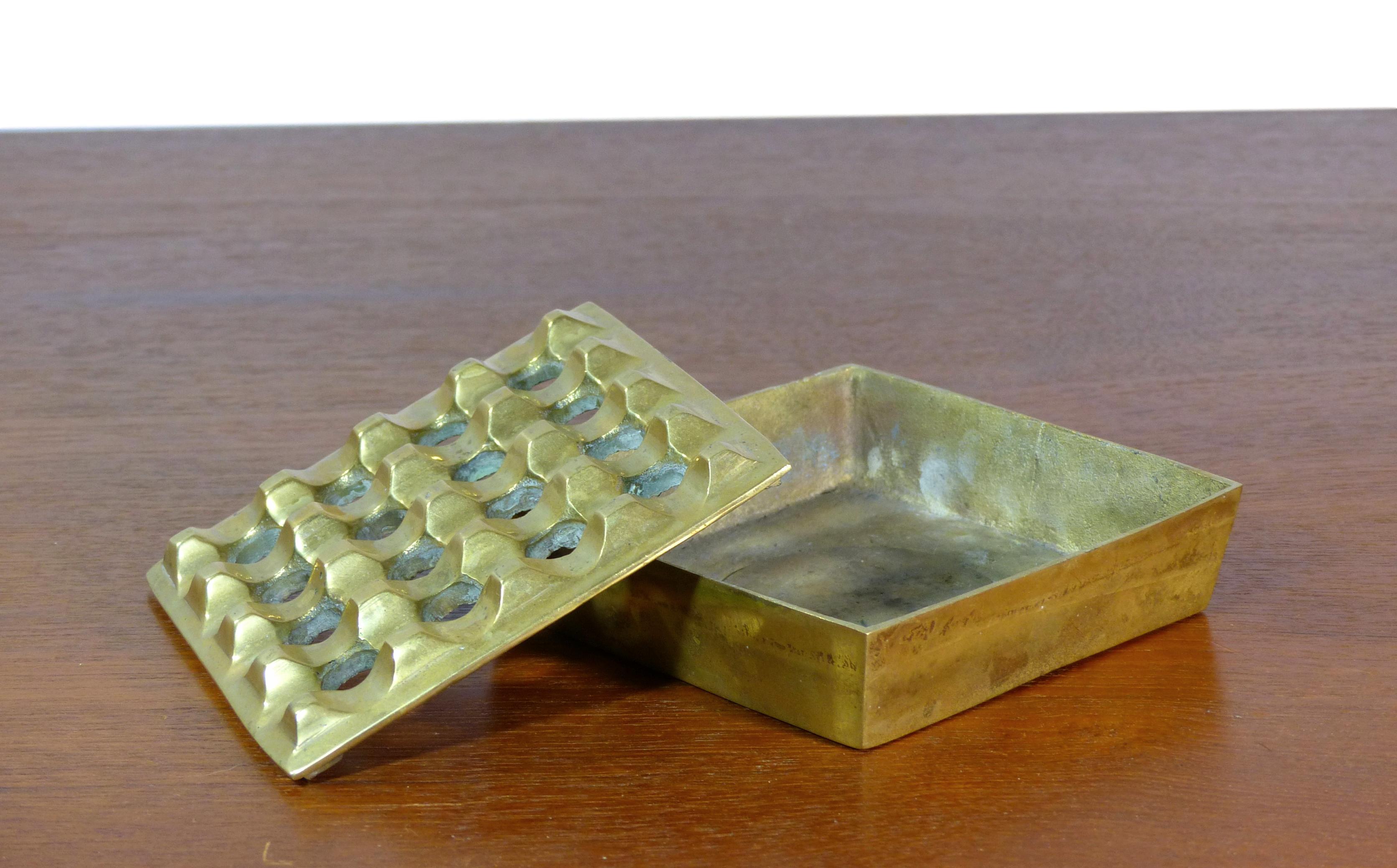 Ultima grate ashtray