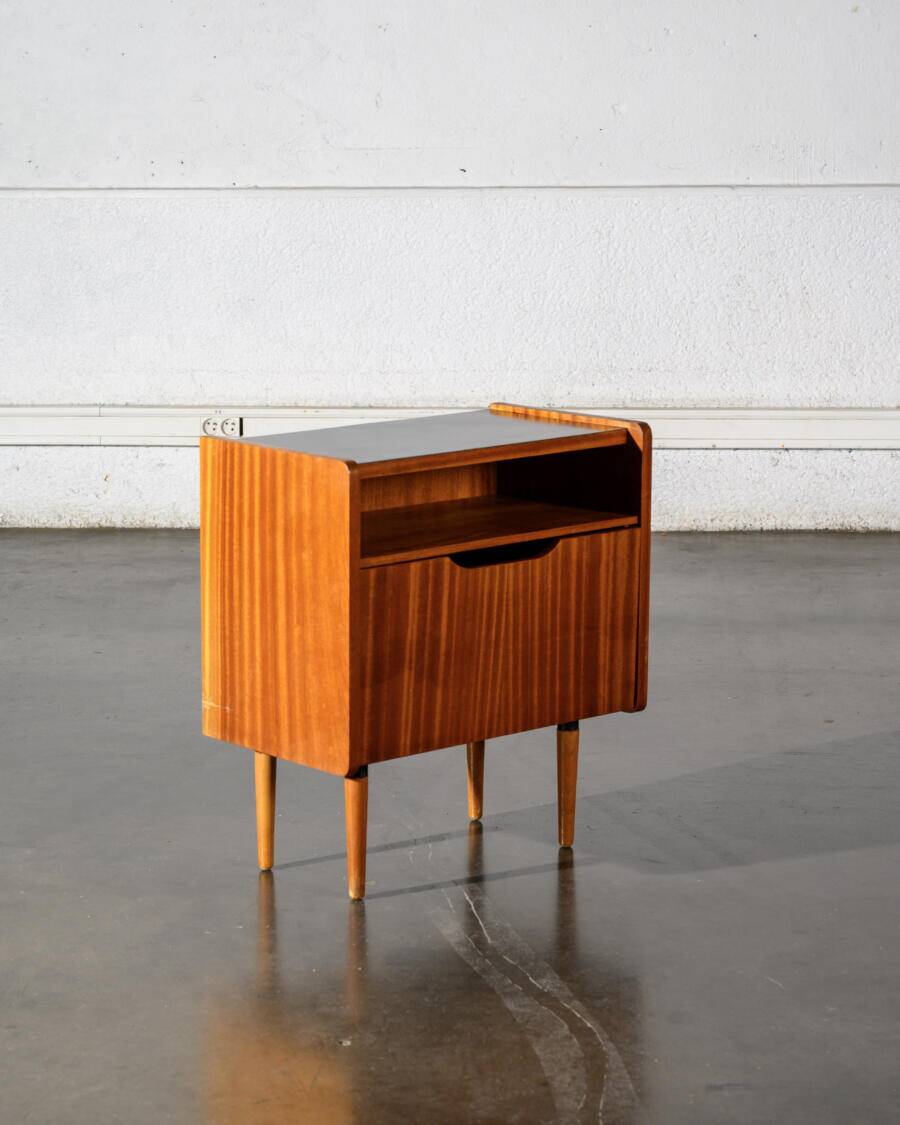 Table de chevet une porte abattante