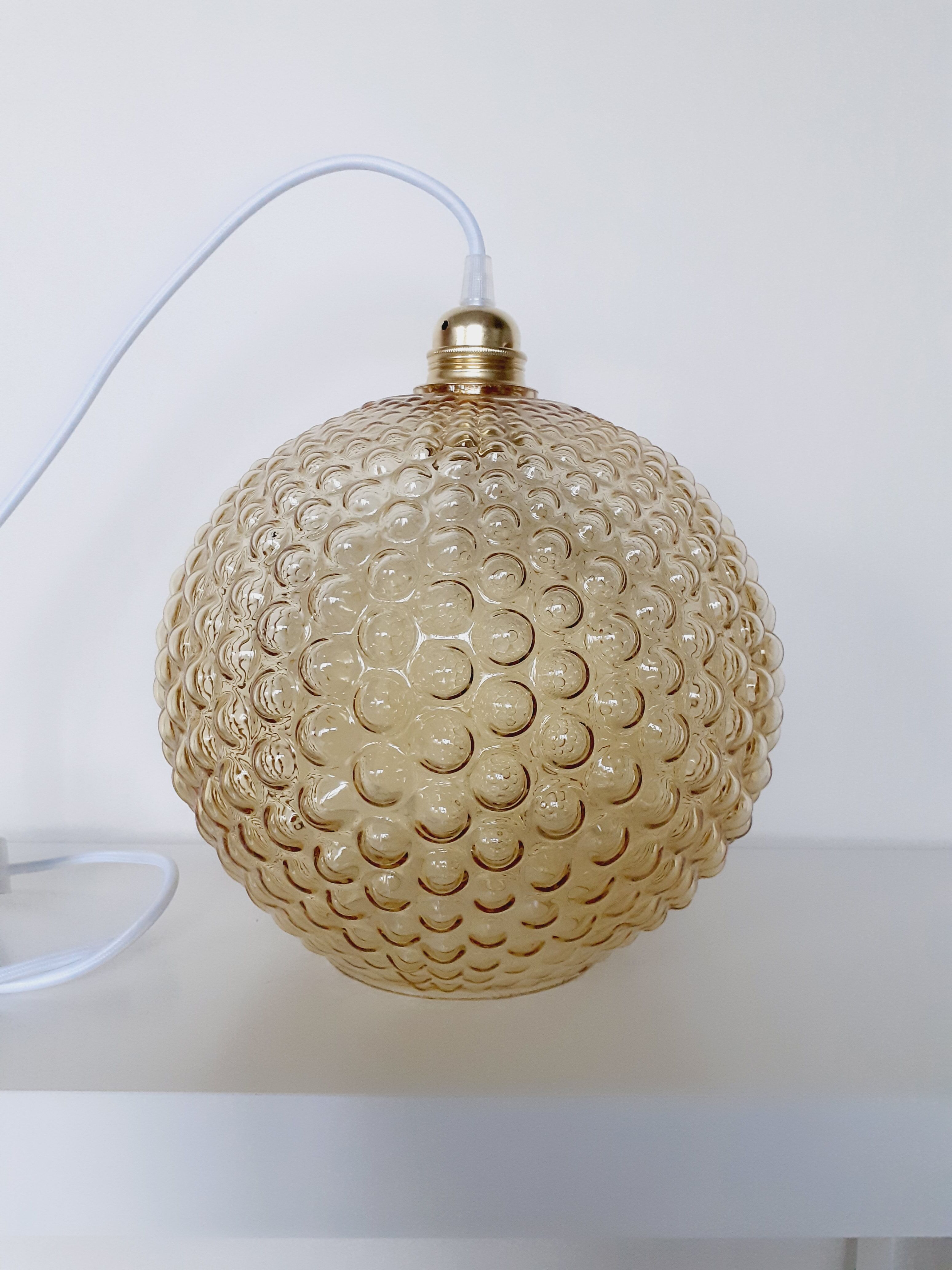 Glass bubble globe suspension