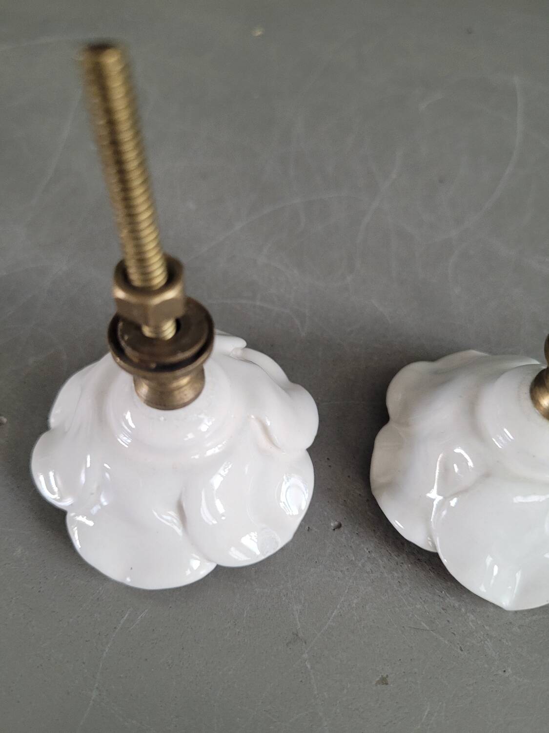 Paire de boutons de meubles en porcelaine