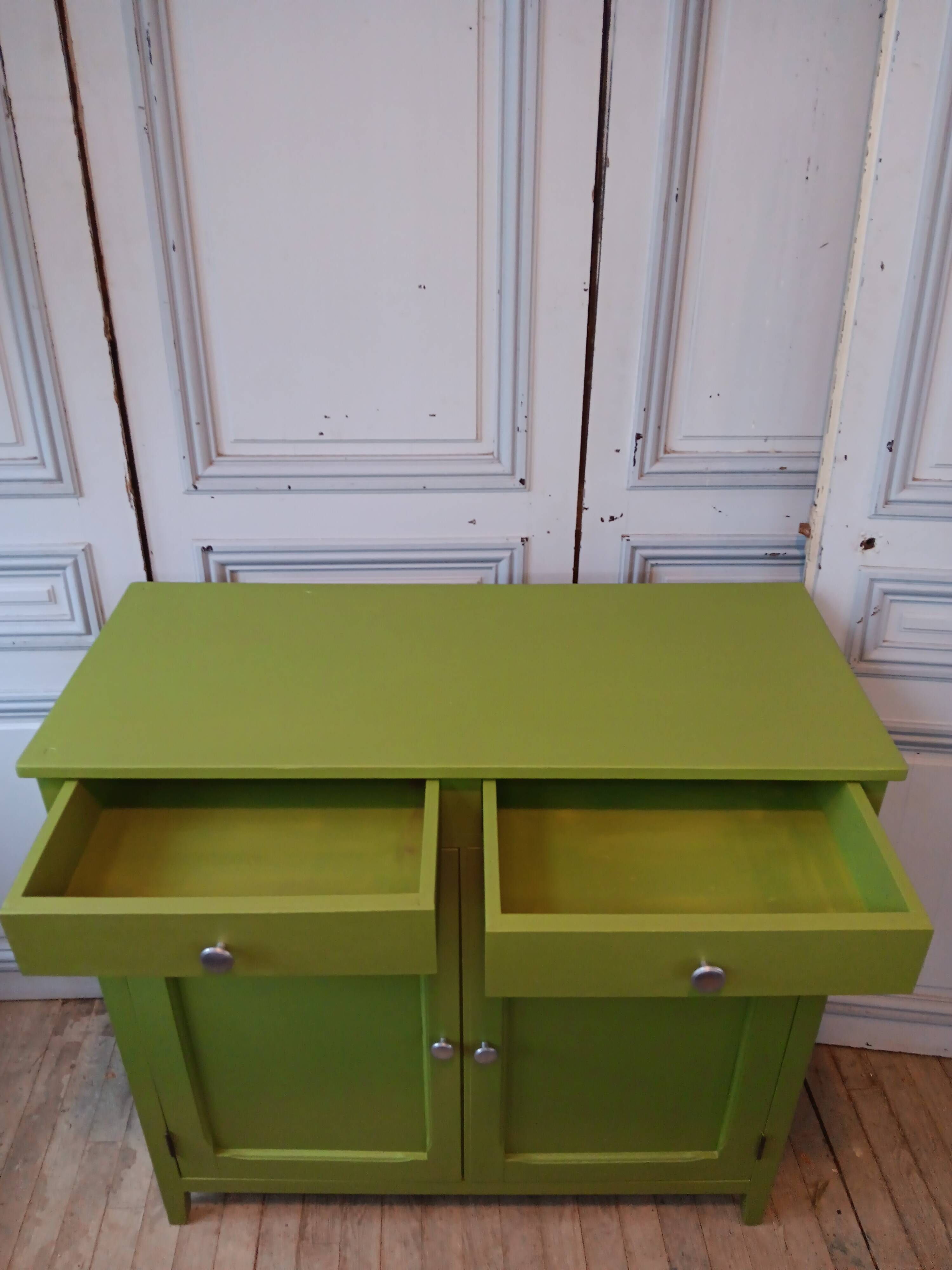 Green Parisian Buffet